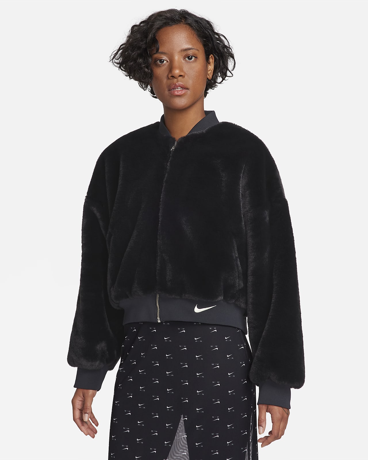 Vendbar Nike Sportswear-bomberjakke med imiteret pels til kvinder
