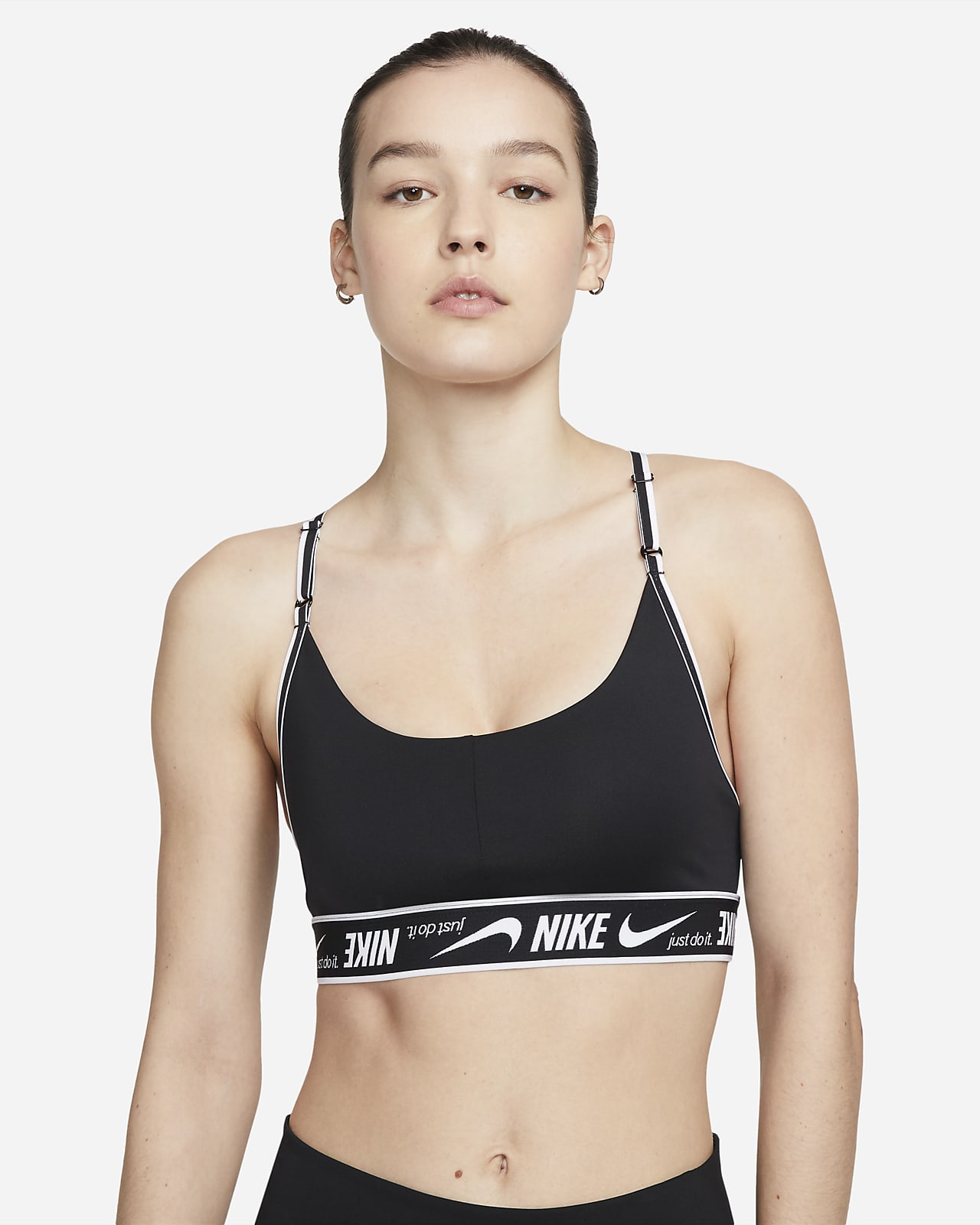 Nike Indy sports-BH med logo, polstring og lett støtte til dame. Nike NO