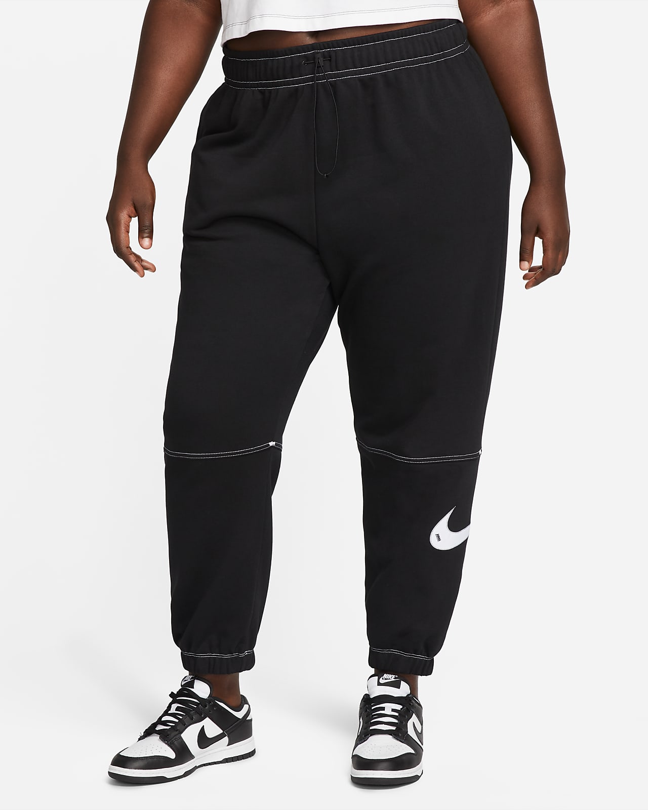 Γυναικείο ψηλόμεσο παντελόνι φόρμας Nike Sportswear Swoosh (μεγάλα μεγέθη)