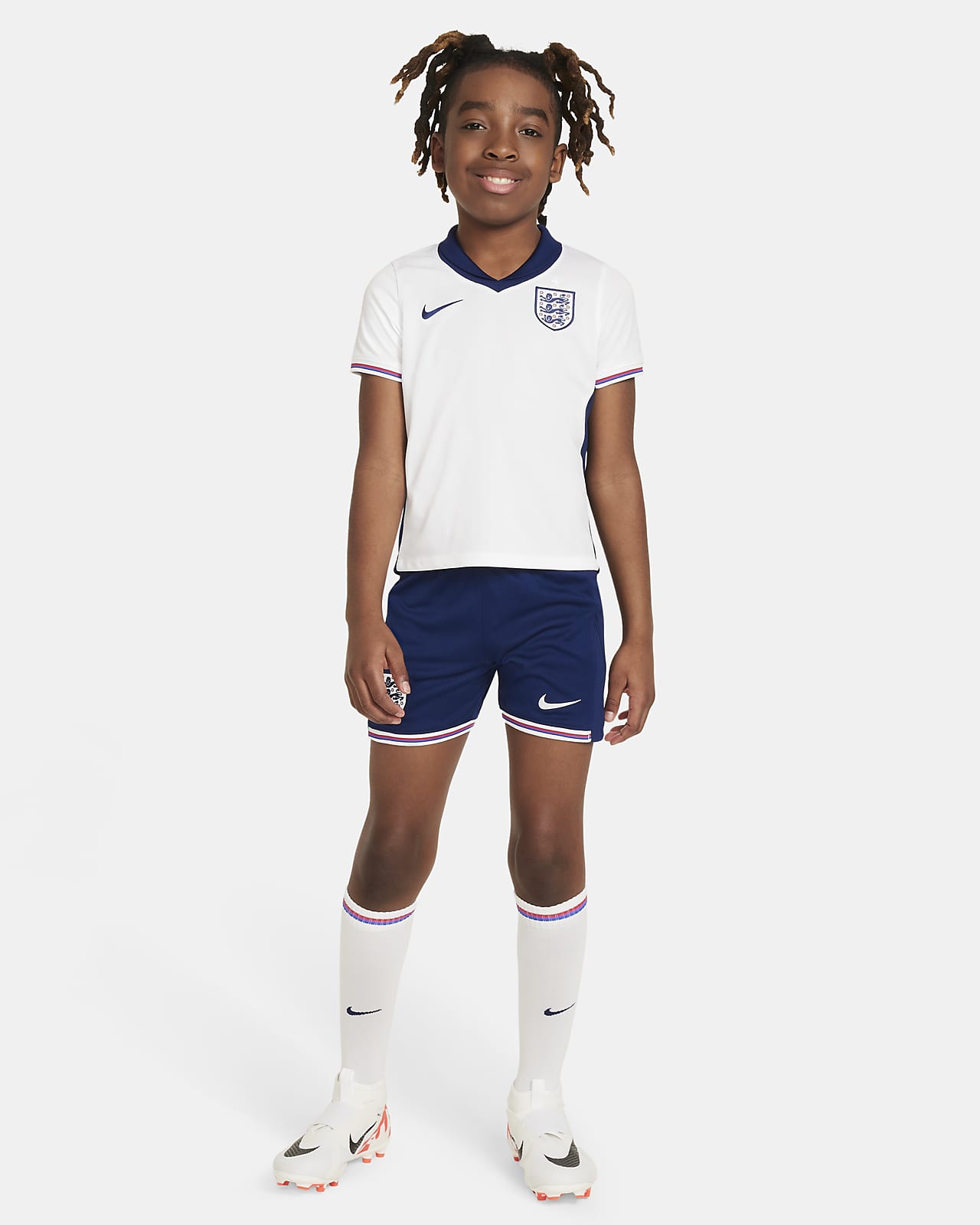 England 2024 Stadium Home Dreiteiliges Nike Replika Fußballtrikot-Set für jüngere Kinder