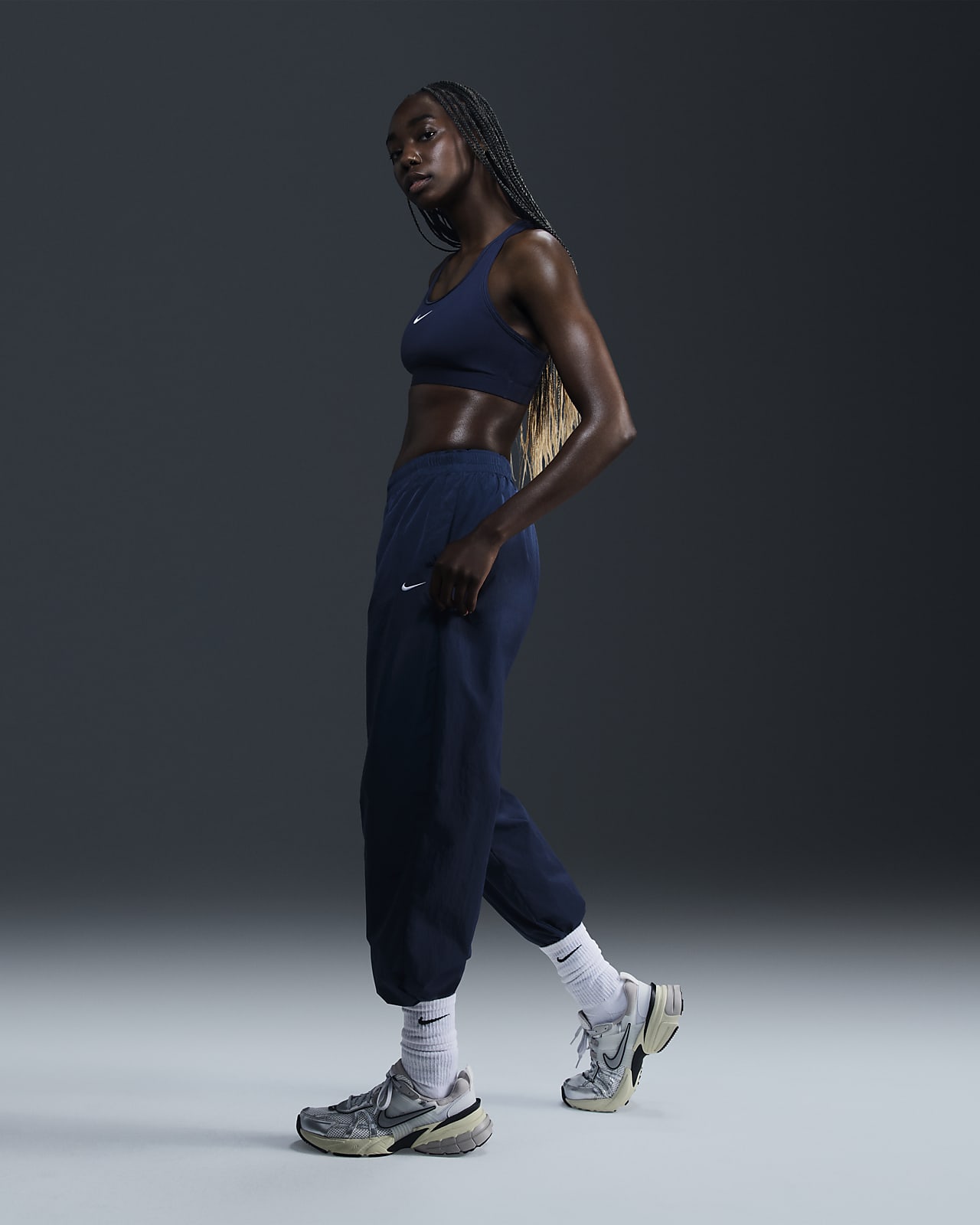 Pantaloni jogger oversize in tessuto a vita media Nike Sportswear Essential – Donna