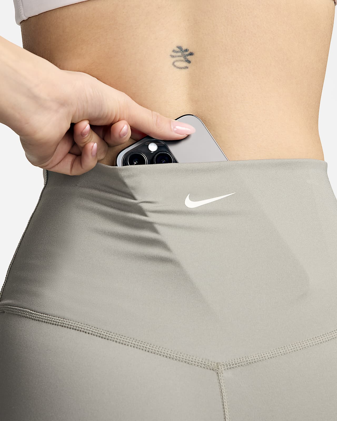 Nike Pro középmagas derekú, 18 cm-es női kerékpáros rövidnadrág. Nike HU