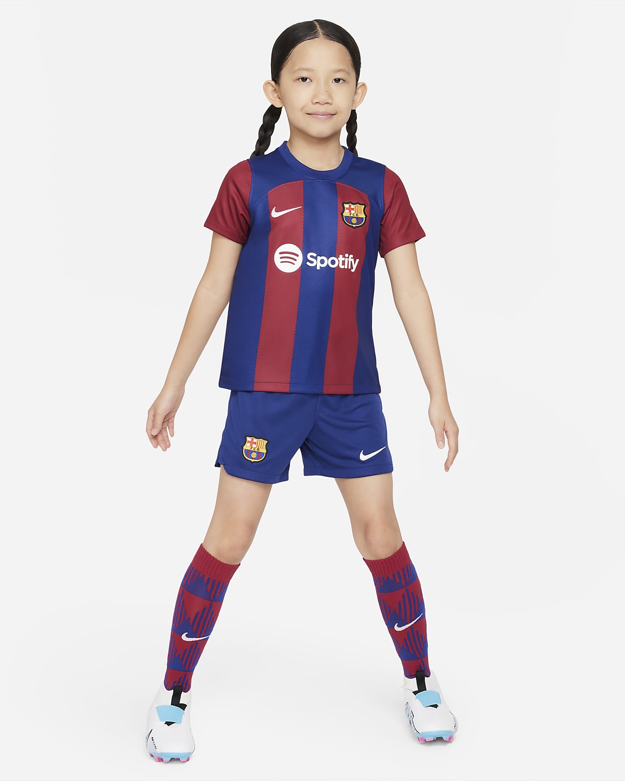Conjunto de três peças Nike Dri-FIT do equipamento principal FC Barcelona 2023/24 para criança