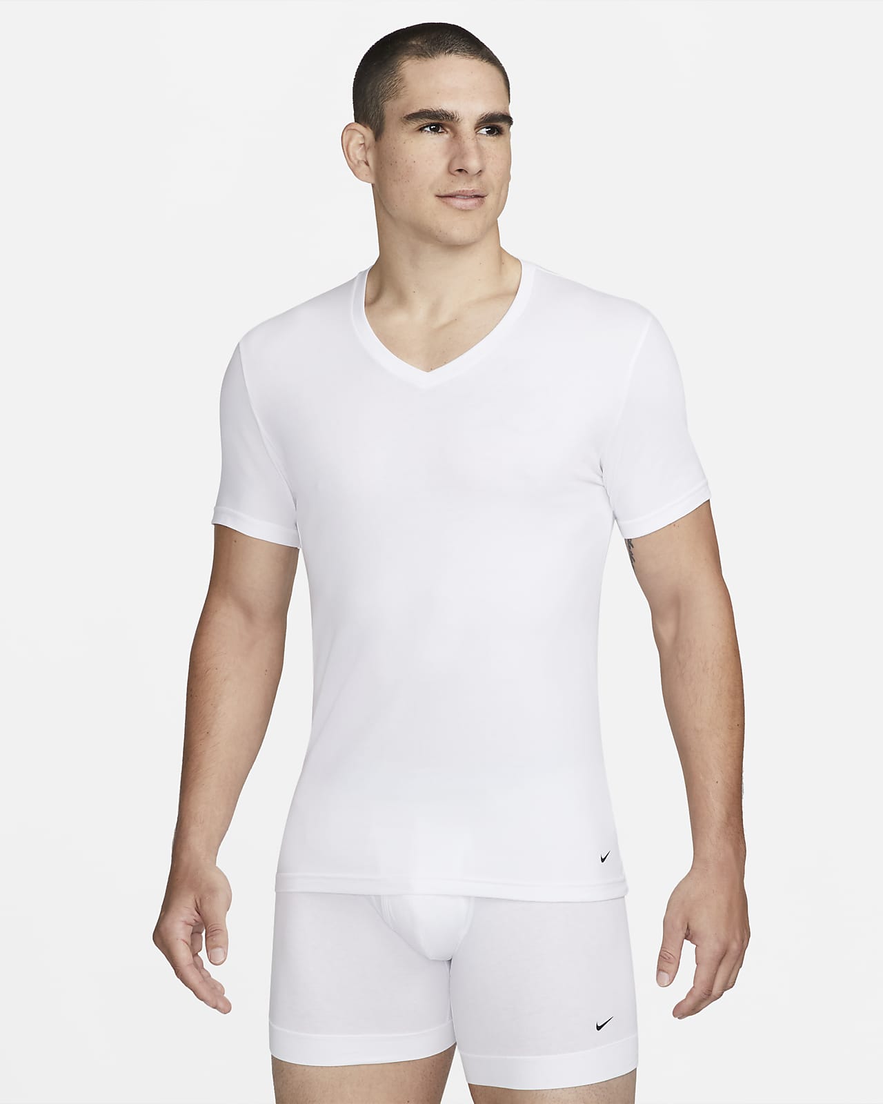 Camiseta interior de ajuste slim con cuello en V Nike Dri-FIT Essential  Cotton Stretch (paquete de 2) .