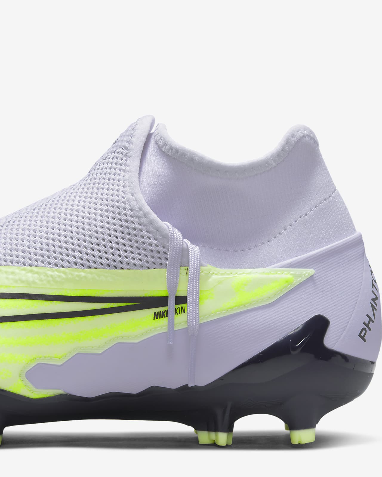 Calzado de fútbol terreno firme Nike Phantom GX Pro.