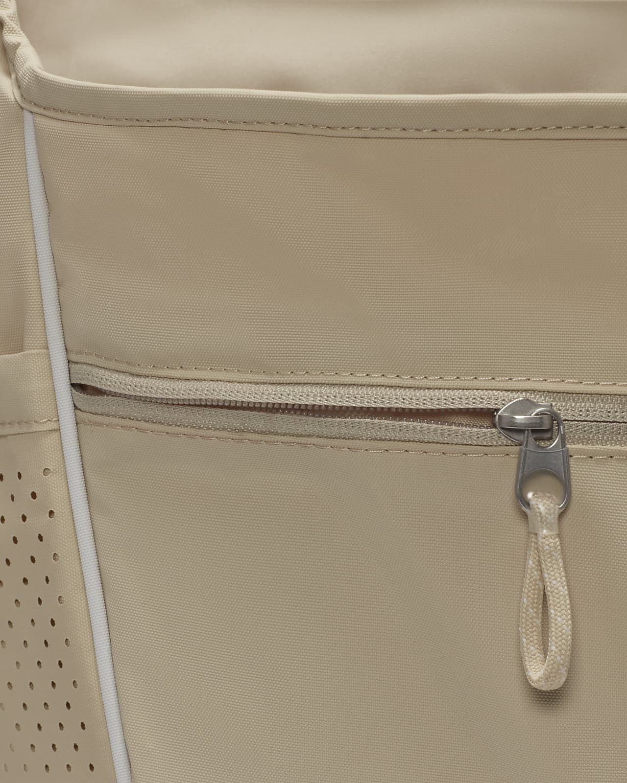 Nike Sportswear Essentials Messenger Bag (15L). Nike PT