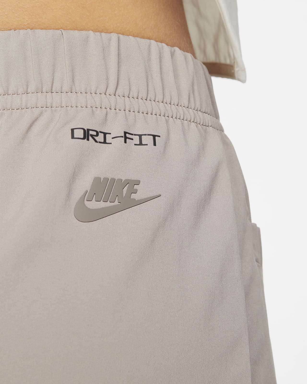 Pantaloni a vita alta in tessuto Nike Sportswear Dri-FIT Tech Pack - Donna.  Nike IT