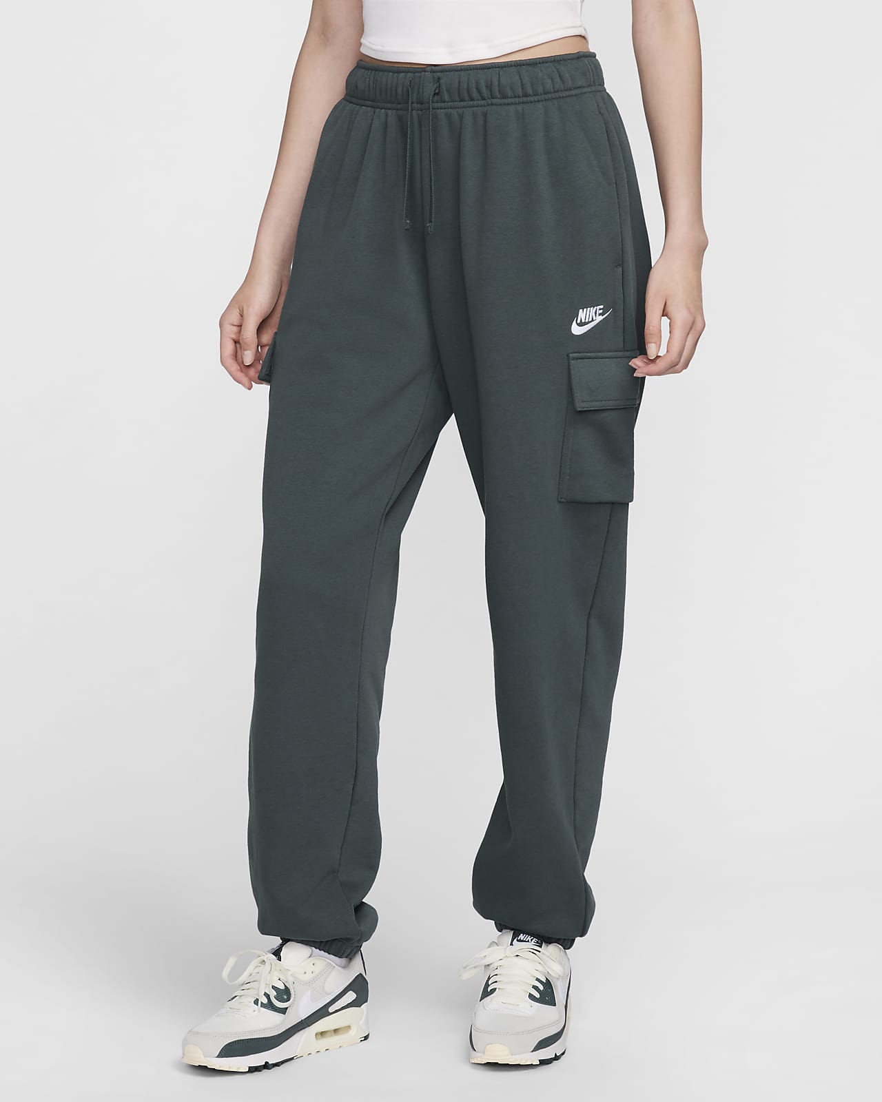 Pants de entrenamiento cargo oversized de tiro medio para mujer Nike Sportswear Club Fleece