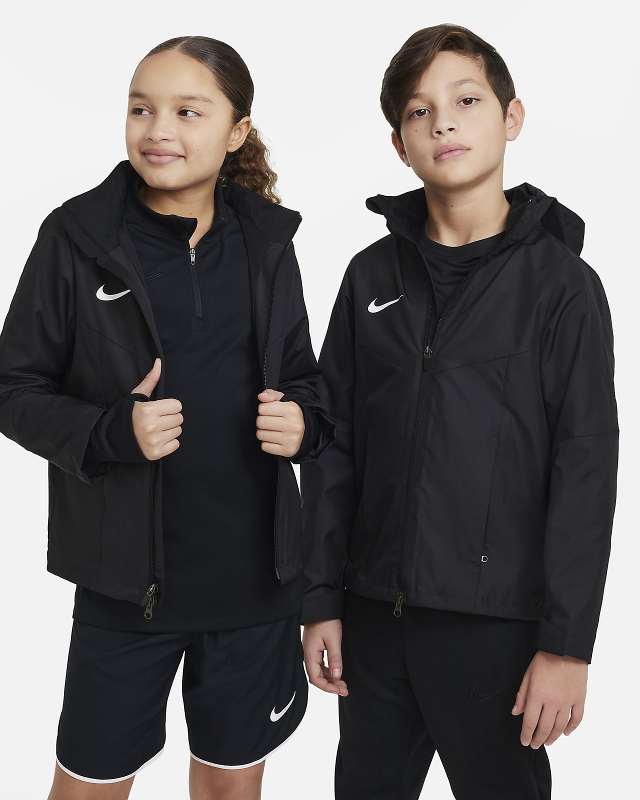 Nike Storm-FIT Academy23-fodboldregnjakke til større børn