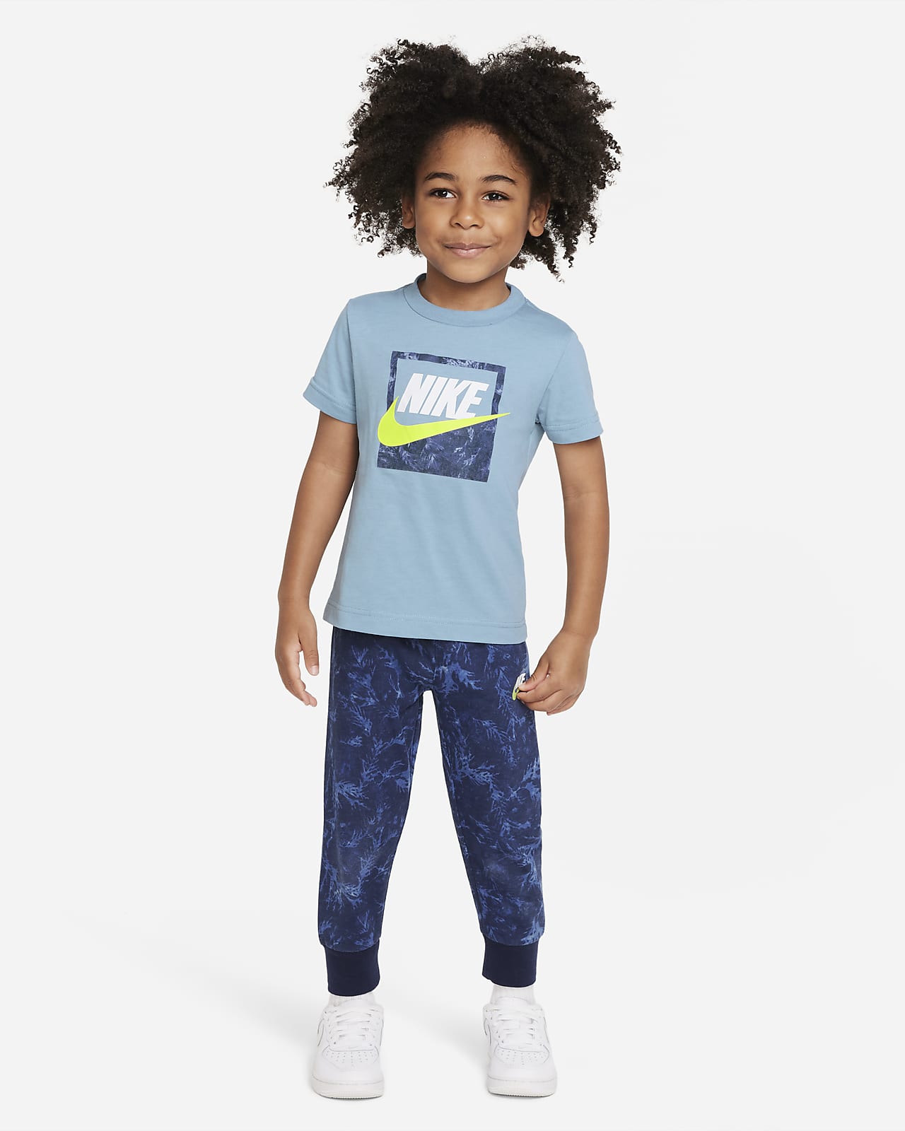 Nike Toddler T-Shirt and Pants Set. 
