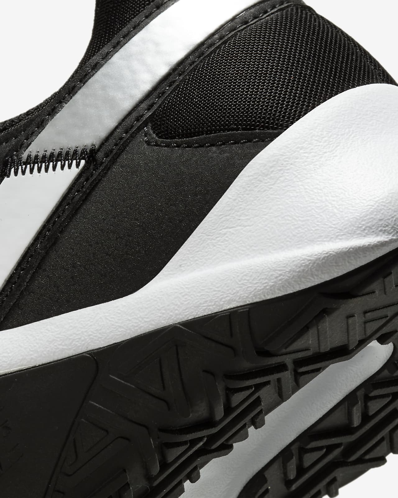 wmns nike legend essential 2
