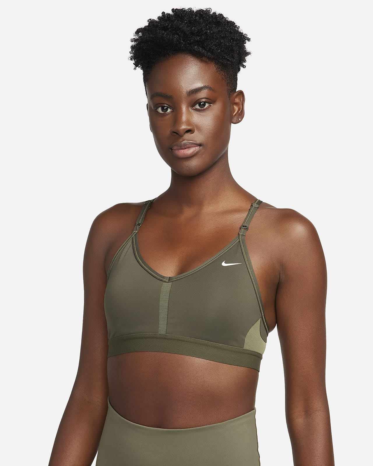 Nike Indy-sports-bh med V-hals, indlæg og let støtte til kvinder