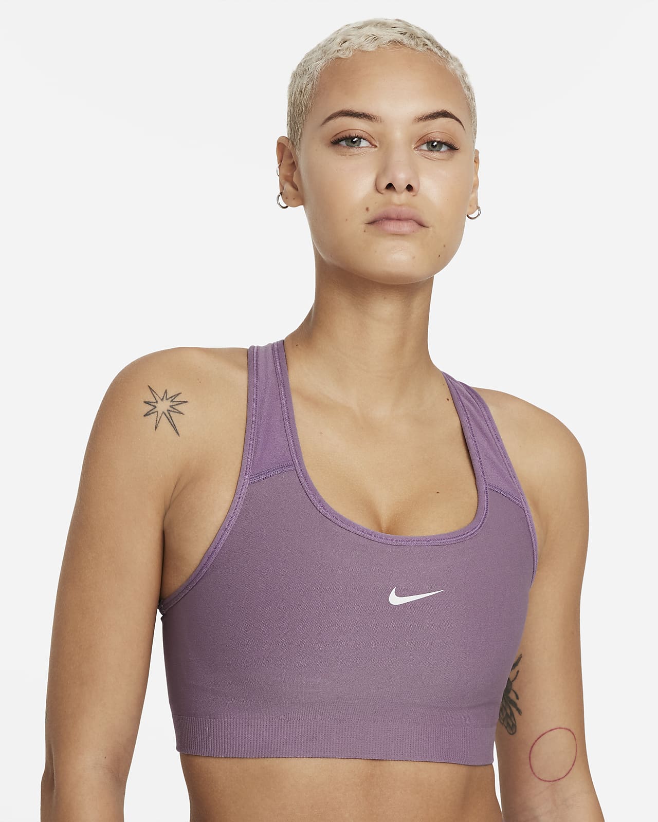 Nike Dri-FIT Swoosh Seamless Sport-bh met medium ondersteuning en pad uit  één stuk. Nike NL