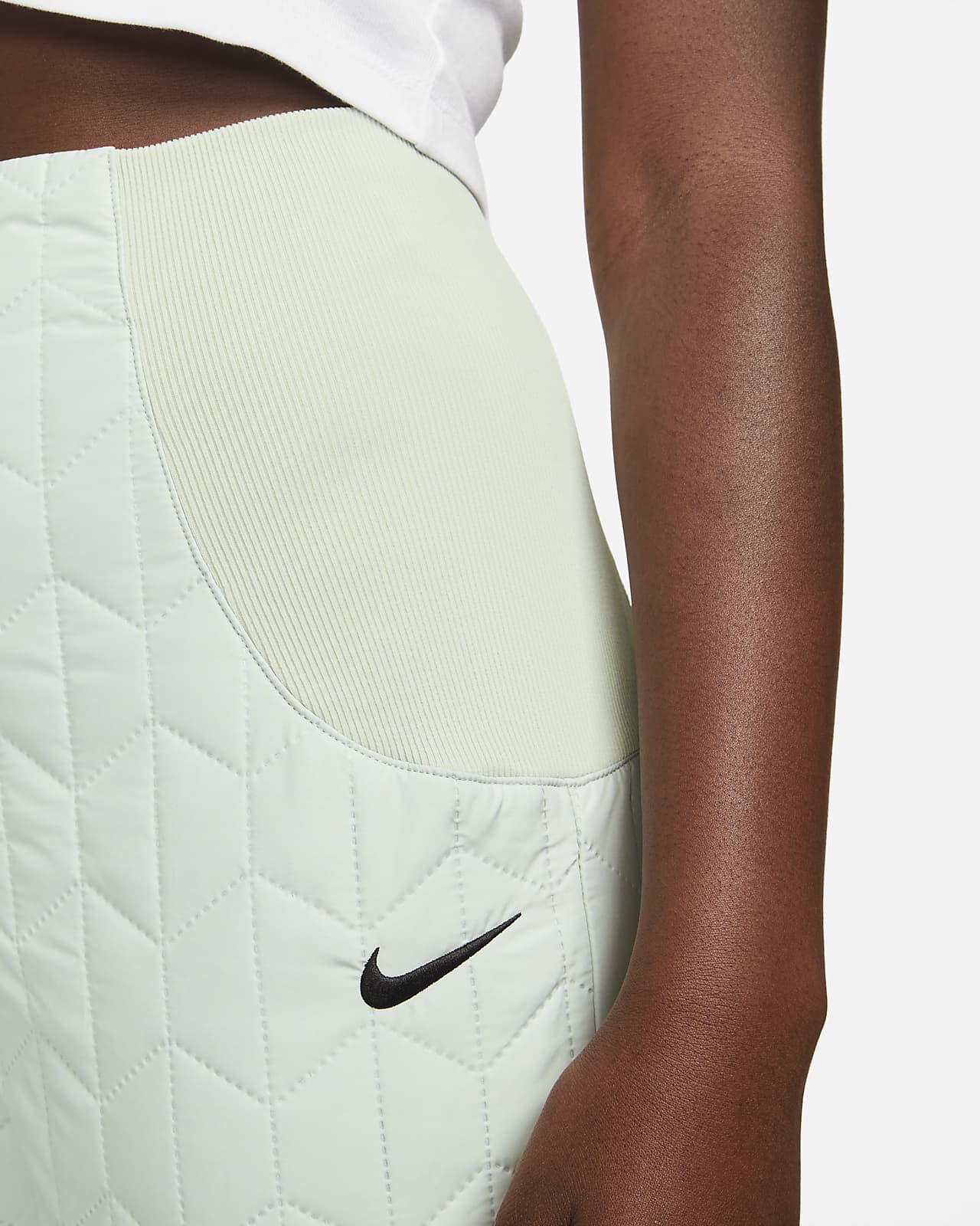 Nike Sportswear Essentials-quiltede, vævede bukser med høj talje til Nike DK