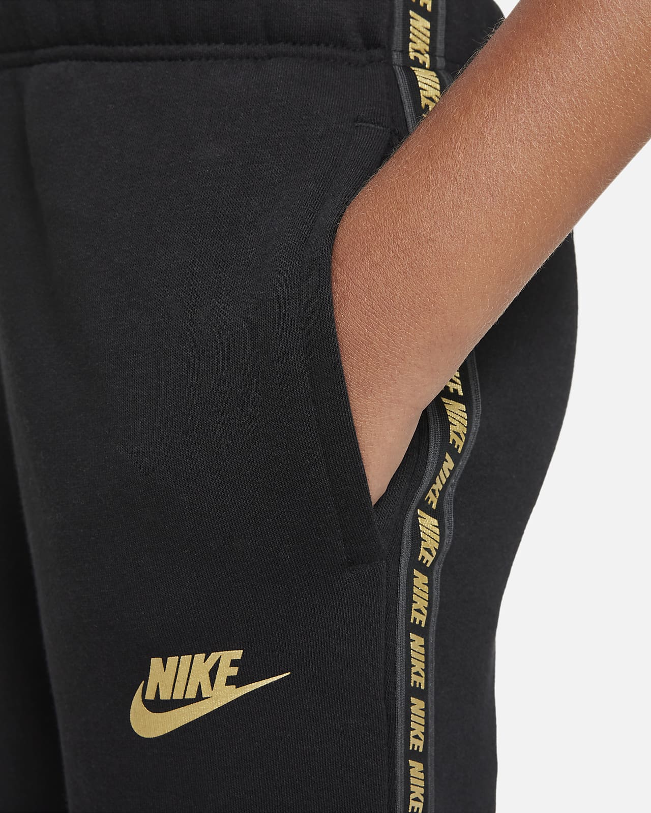 Nike Sportswear Fleecebroek voor jongens. Nike BE