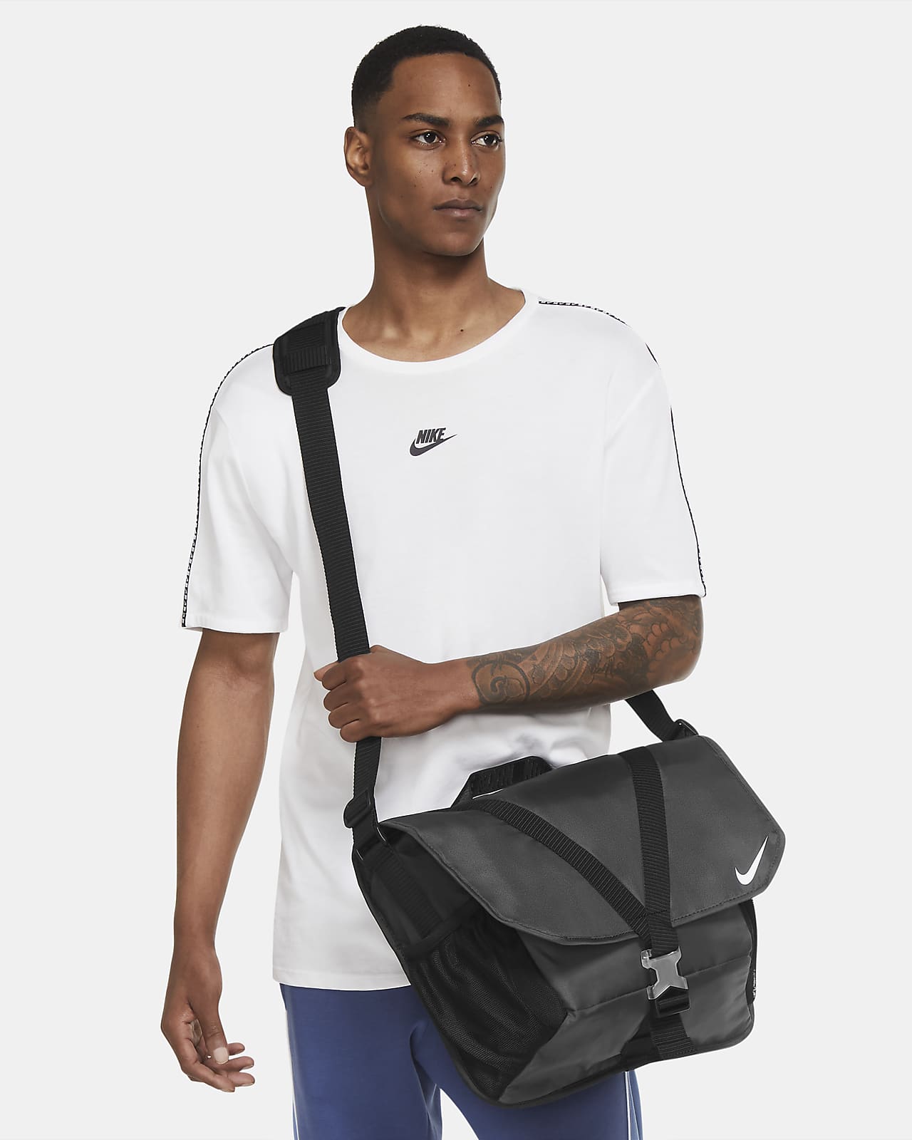 Basic theory Warship Hoist Nike Sportswear Essentials Messenger Bag (17L). Nike.com