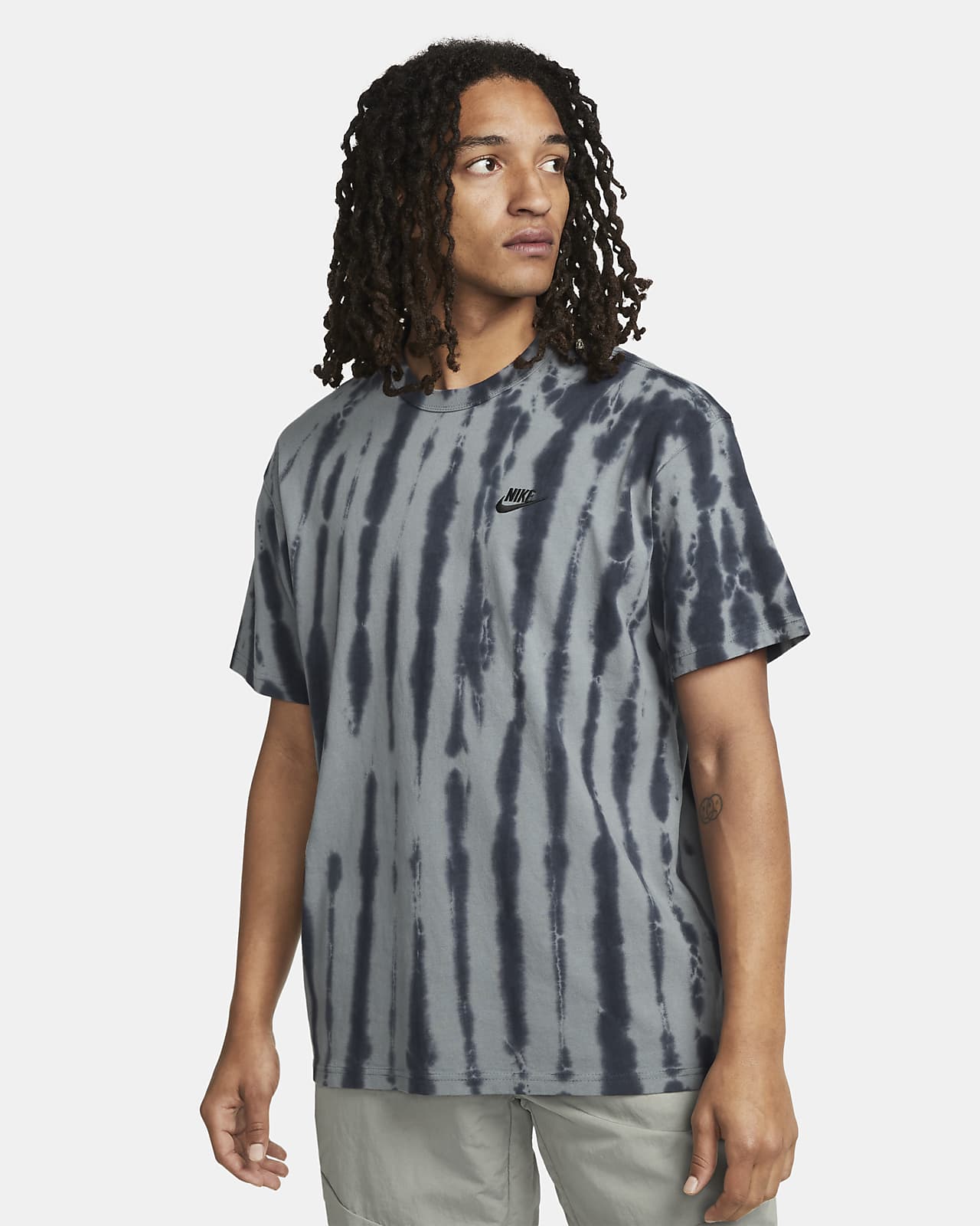 Nike Sportswear Premium Essentials T-shirt met tie-dye-print voor heren.  Nike BE