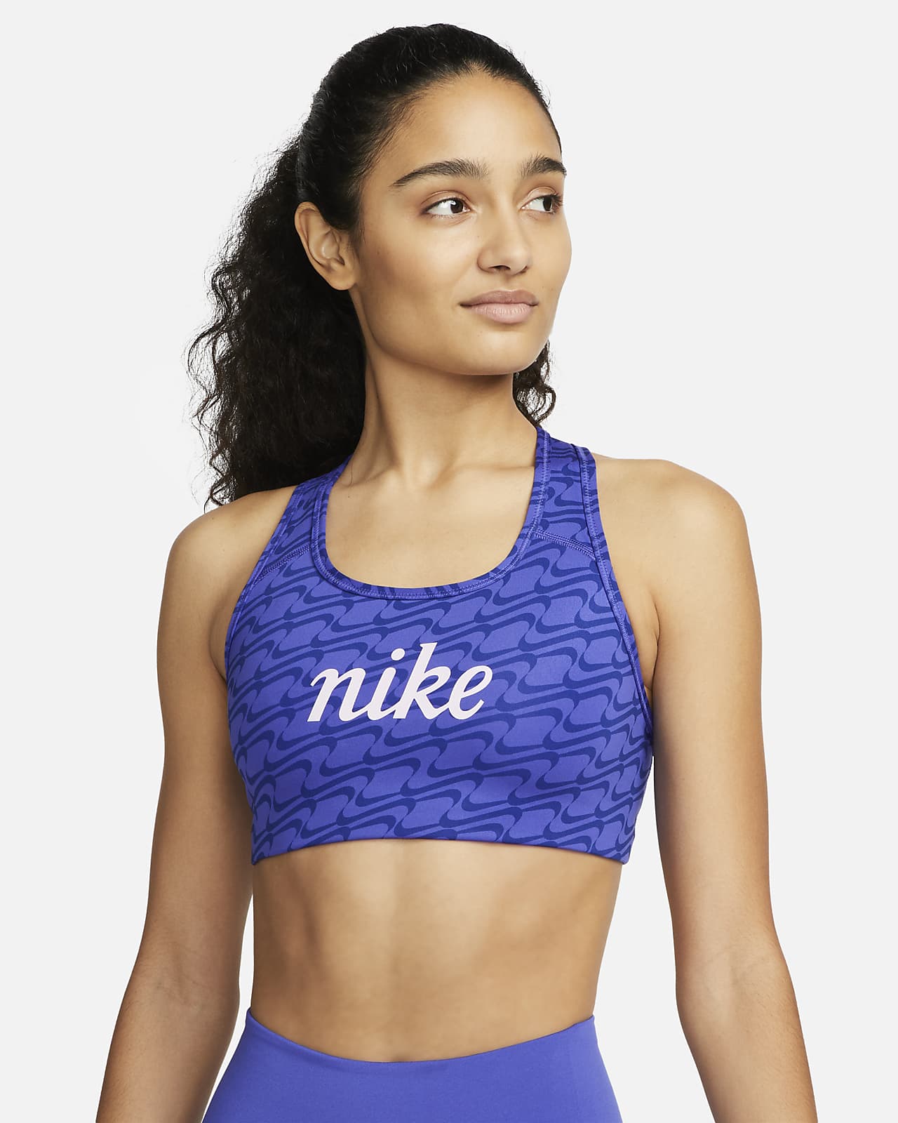 Nike Dri-FIT Swoosh Icon Clash-sports-bh uden indlæg og med medium støtte og heldækkende print til kvinder