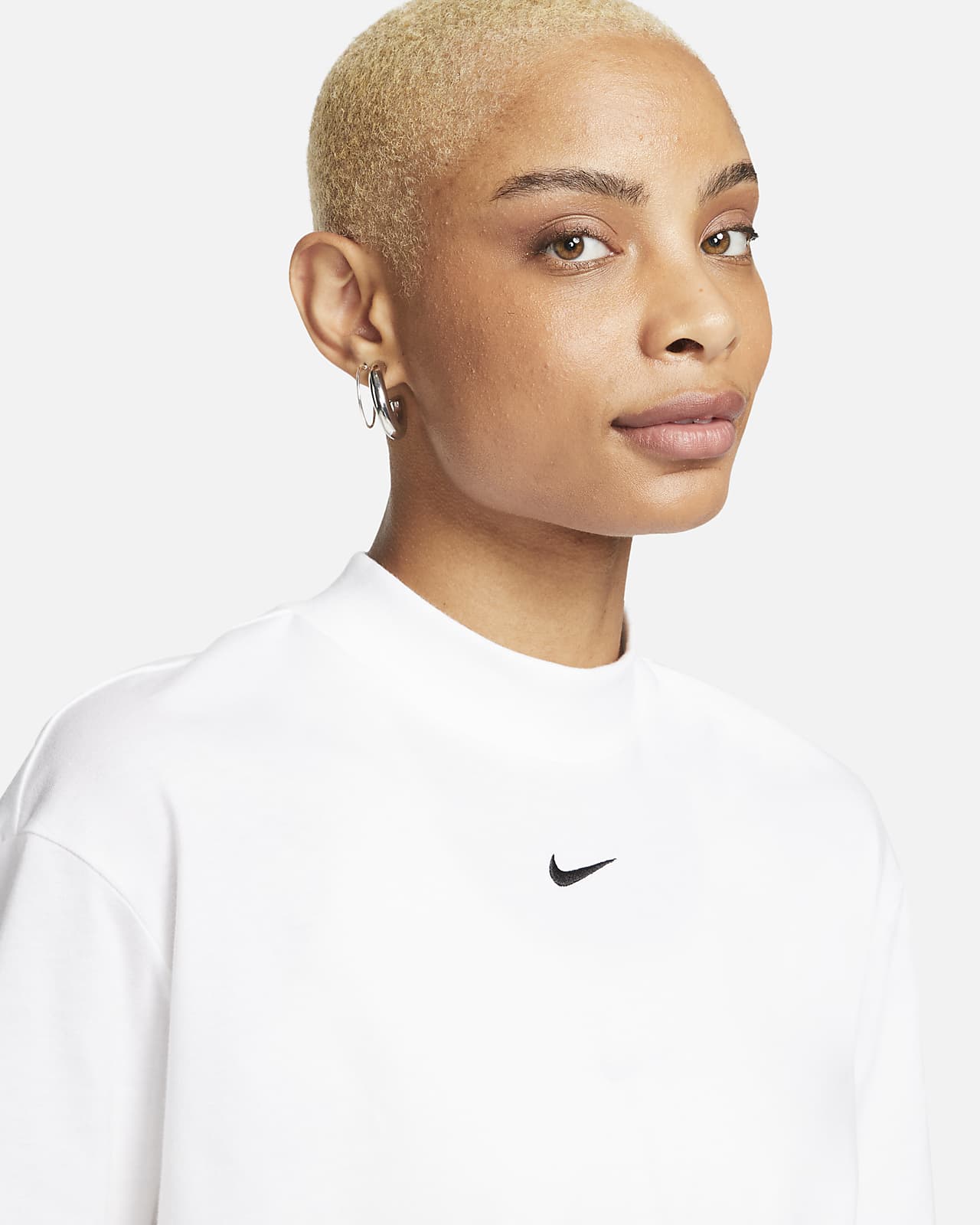Nike Sportswear Essential Damestop met rechte pasvorm en hoge kraag. Nike NL