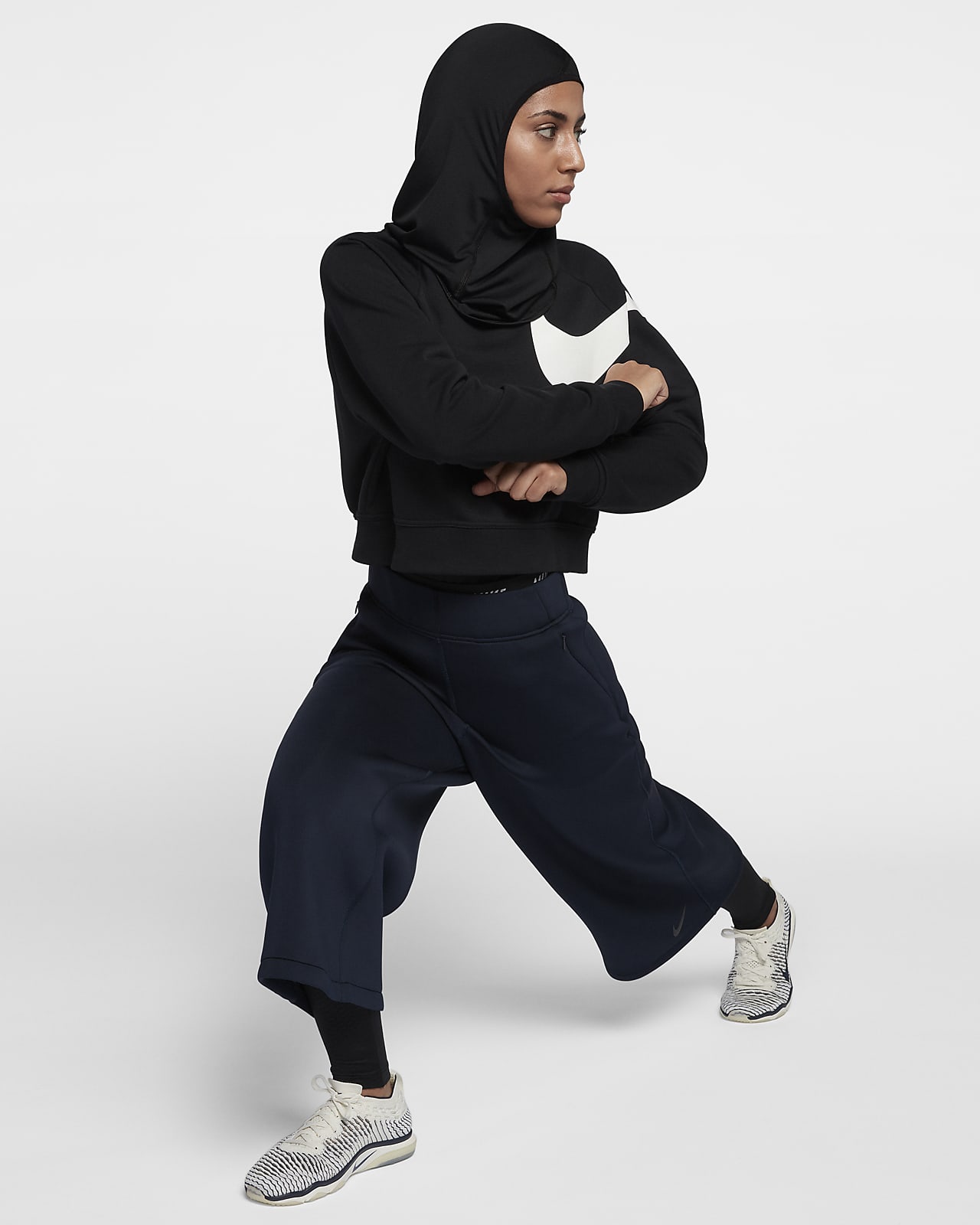 Мусульманский спортивный. Хиджаб Nike. Хиджаб от найк. Найк хиджаб для спорта. Спортивный хиджаб для мусульманок.