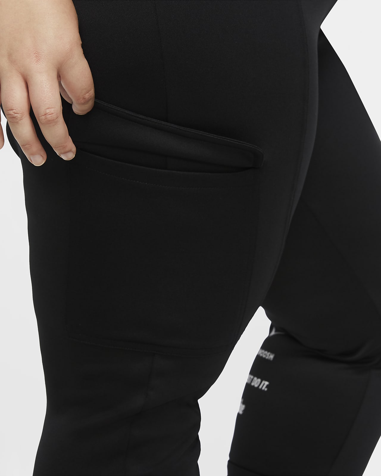 Nike Sportswear Swoosh polystrikket bukse til dame (Plus Nike Sportswear Swoosh polystrikket bukse til dame (Plus