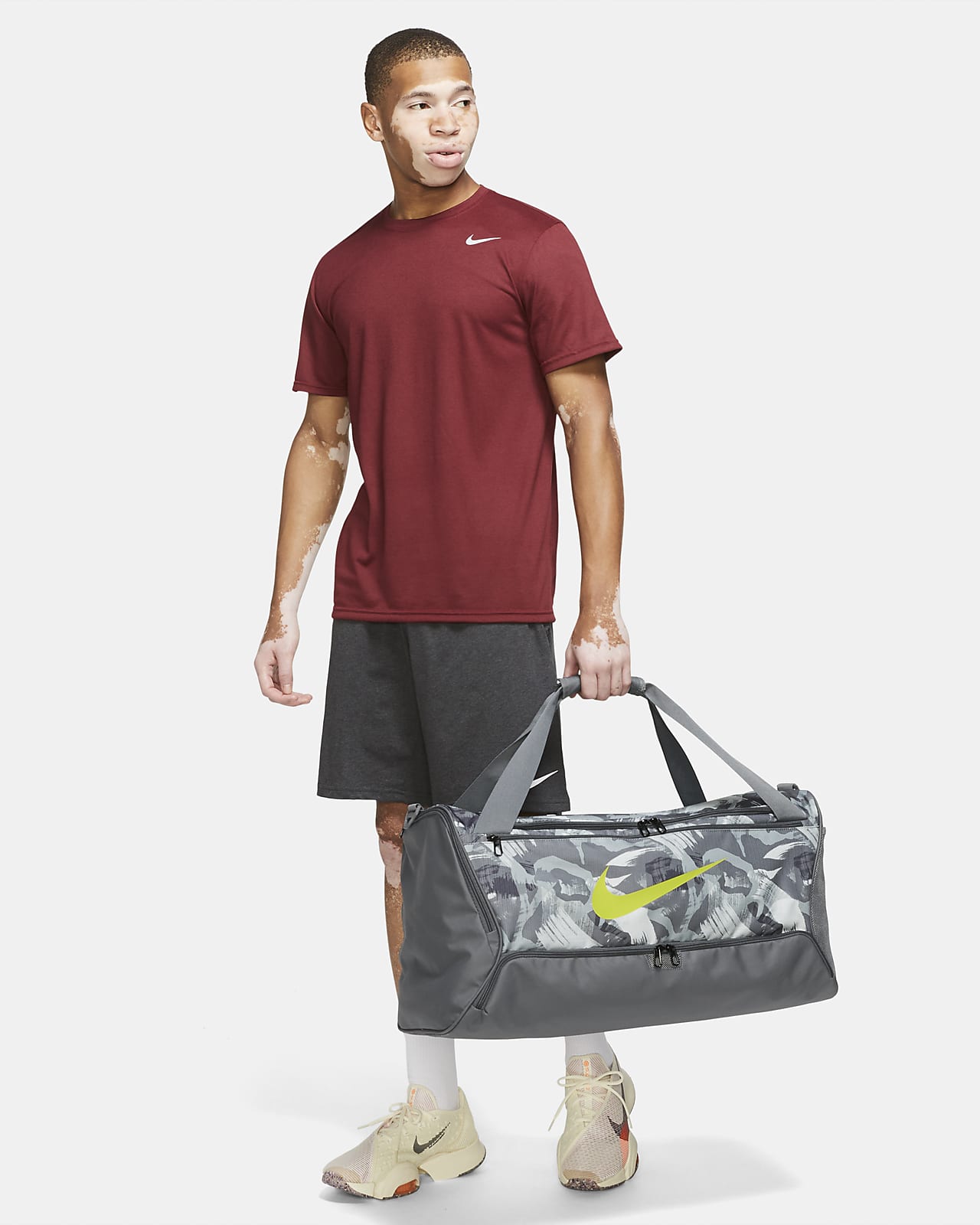 luces nombre Destello Nike Brasilia Printed Duffel Bag (Medium, 60L). Nike ID
