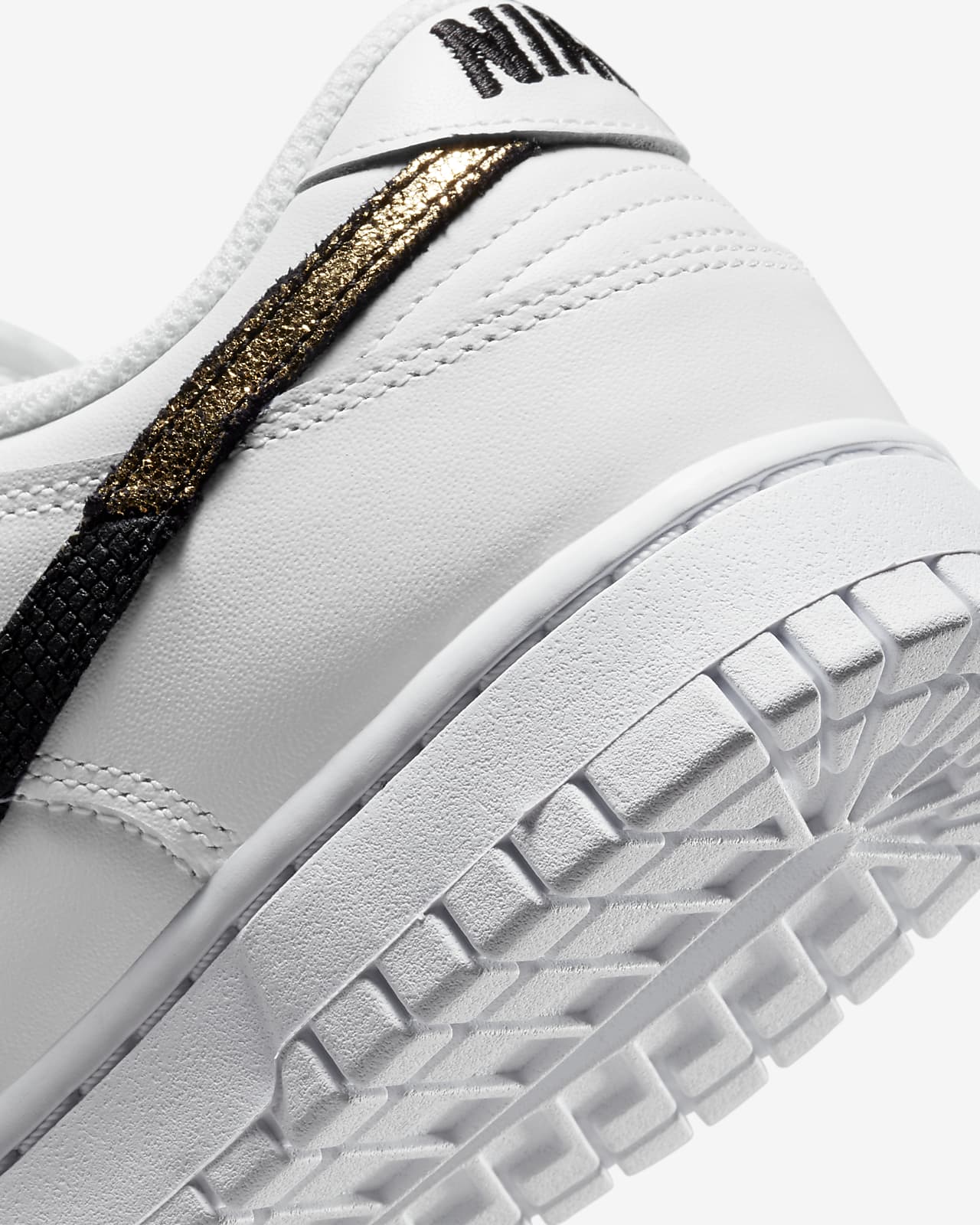 Sapatilhas Nike Dunk Low SE para mulher. Nike PT