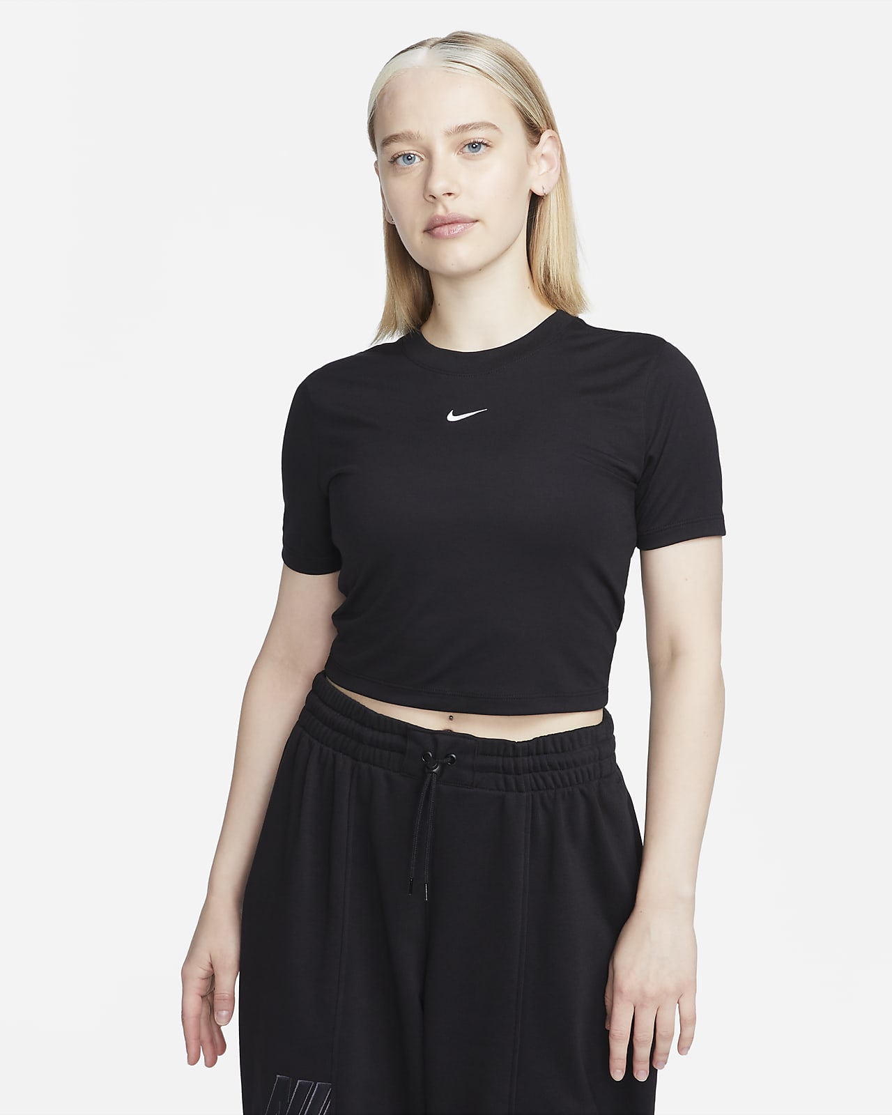 Nike Sportswear Essential Women's Slim-Fit Crop T-Shirt. Nike GB