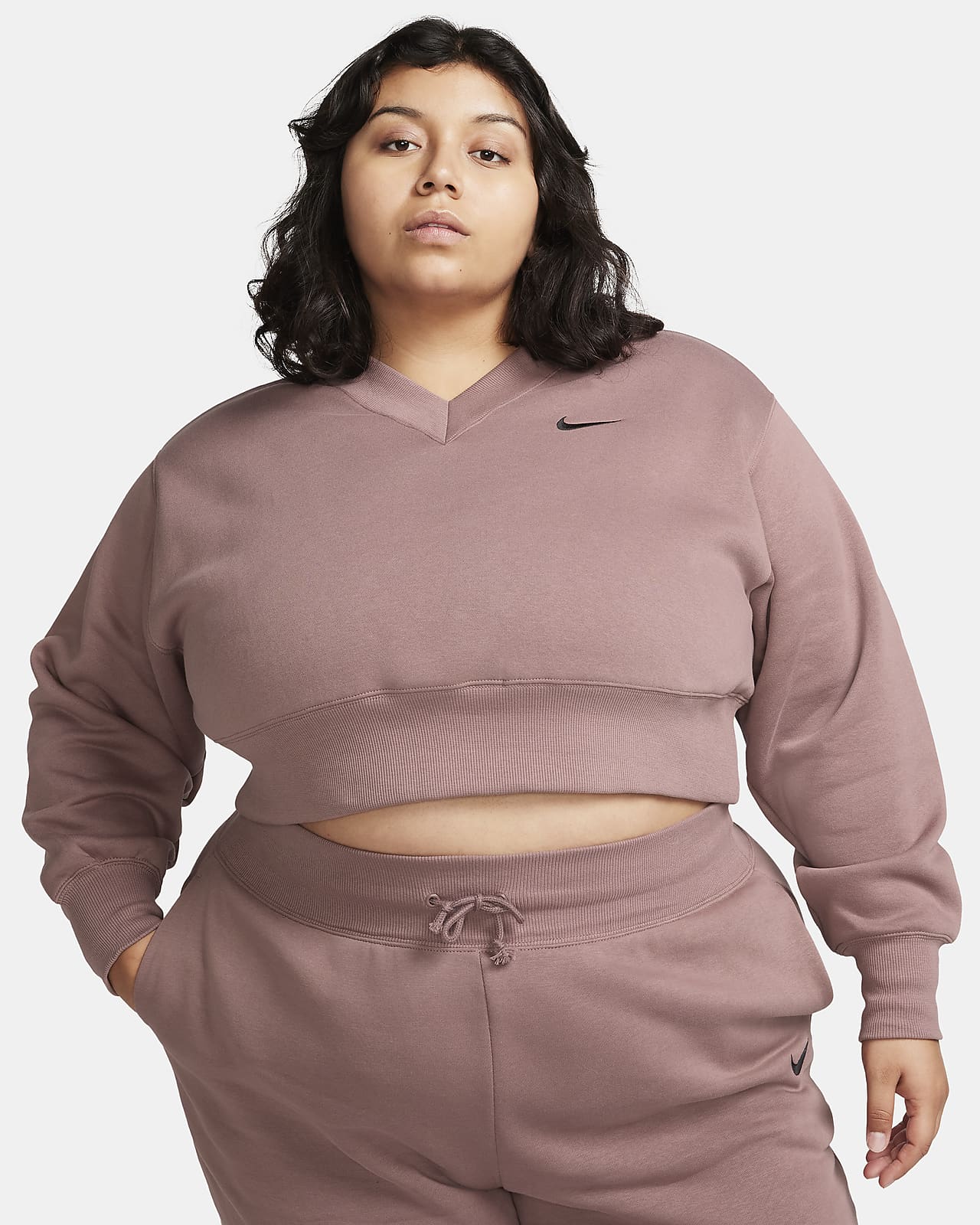 Playera con cuello en V de tejido Fleece cropped para mujer Nike Sportswear Phoenix (talla grande)