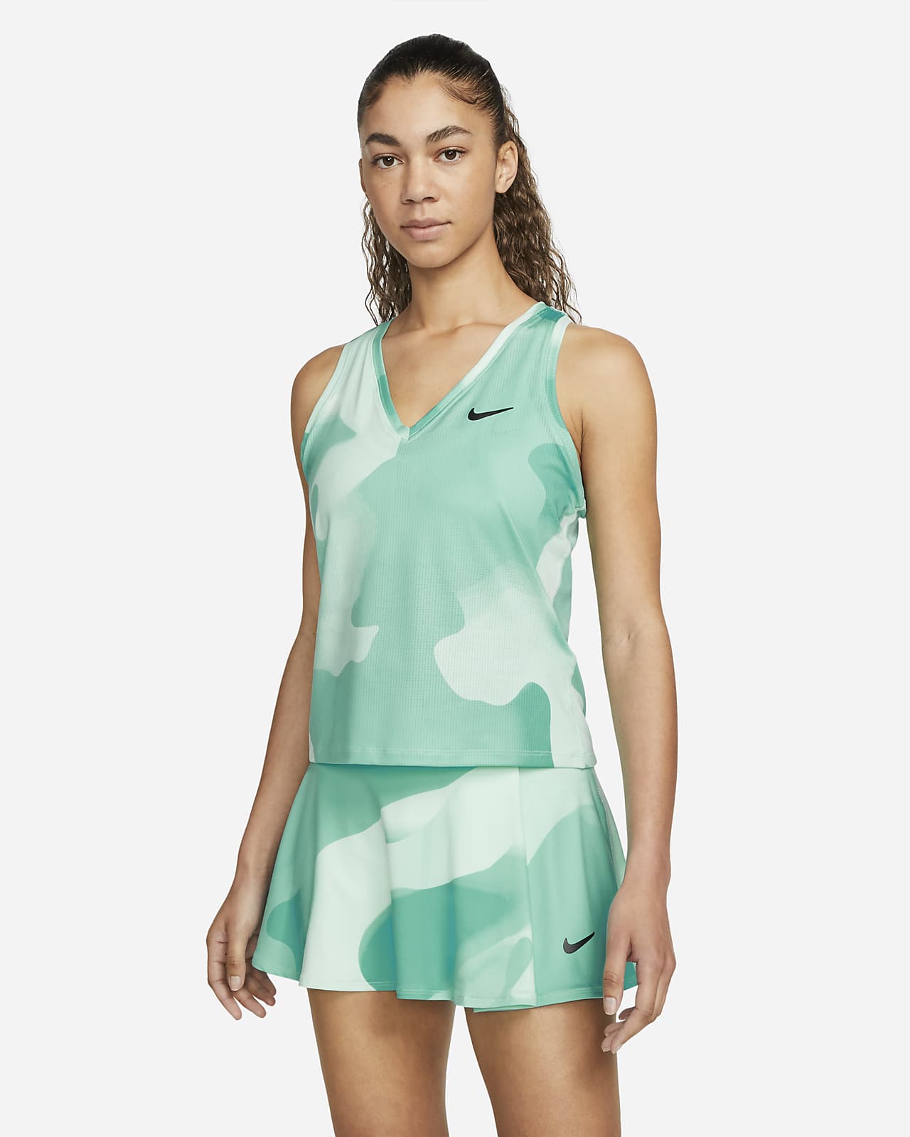 surco León logo NikeCourt Dri-FIT Victory Camiseta de tirantes de tenis con estampado -  Mujer. Nike ES