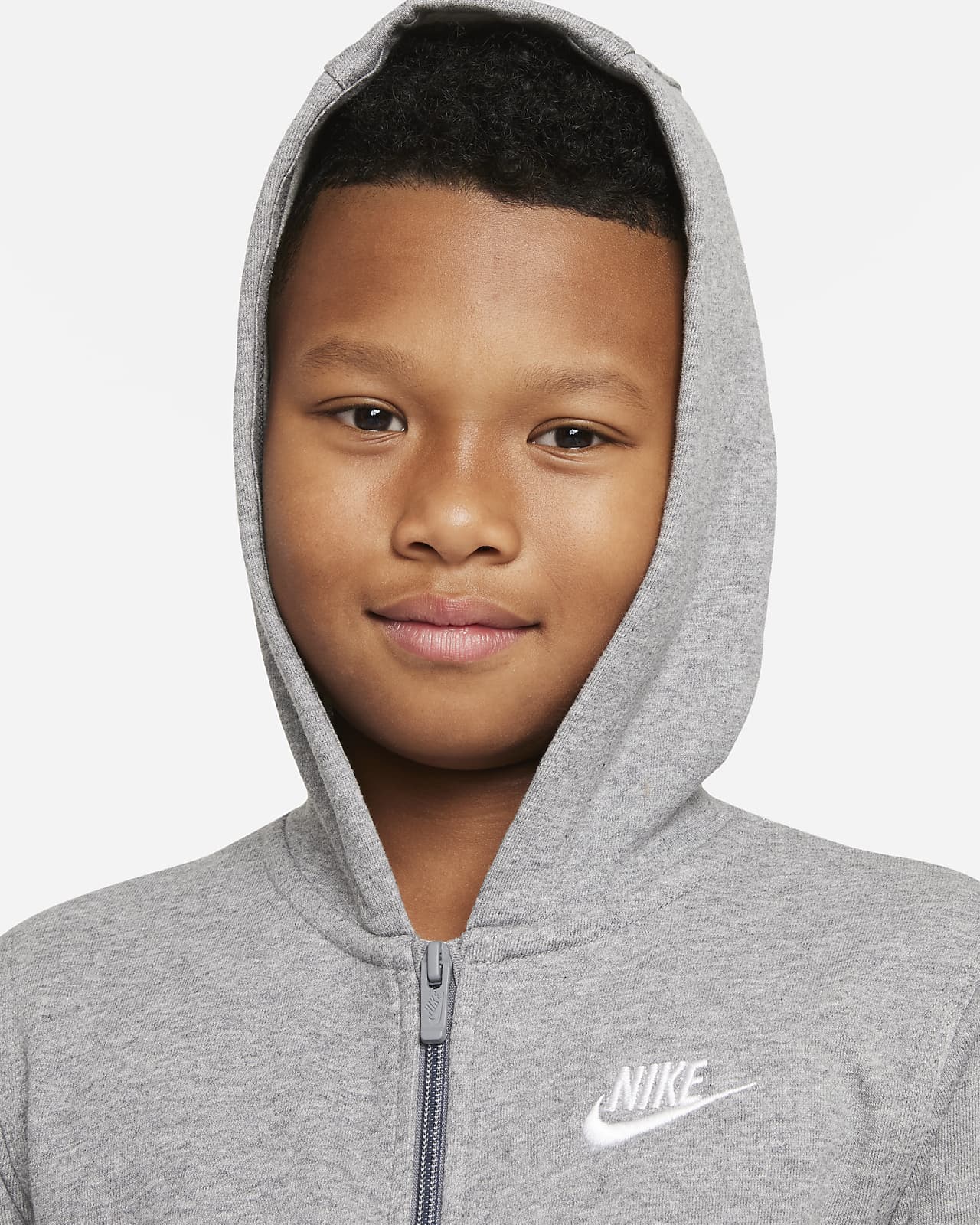 Nike Sportswear Club Hoodie van sweatstof met rits voor jongens. Nike BE
