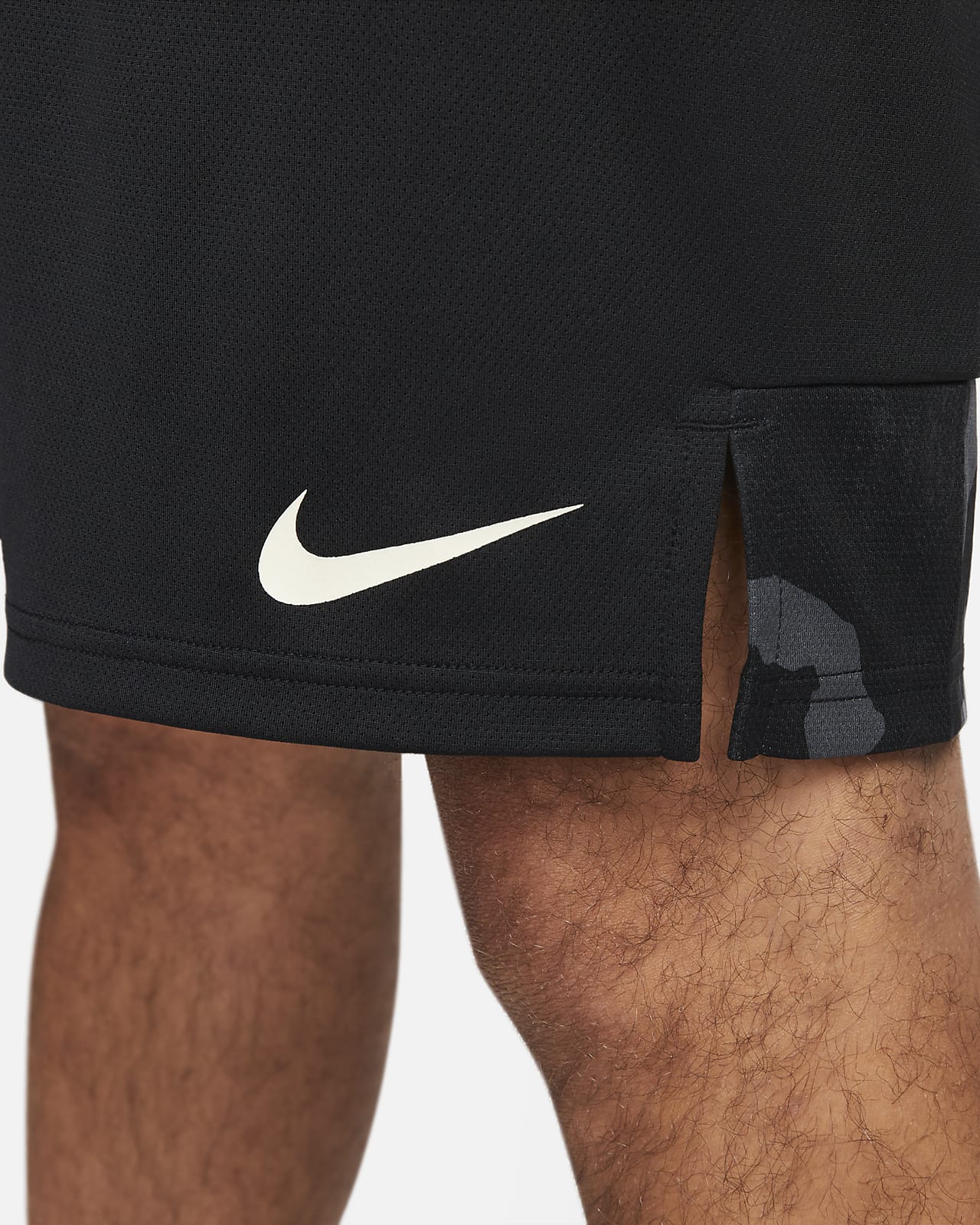 Lightning bottom development of Short de training camouflage en maille Nike Dri-FIT pour Homme. Nike CH