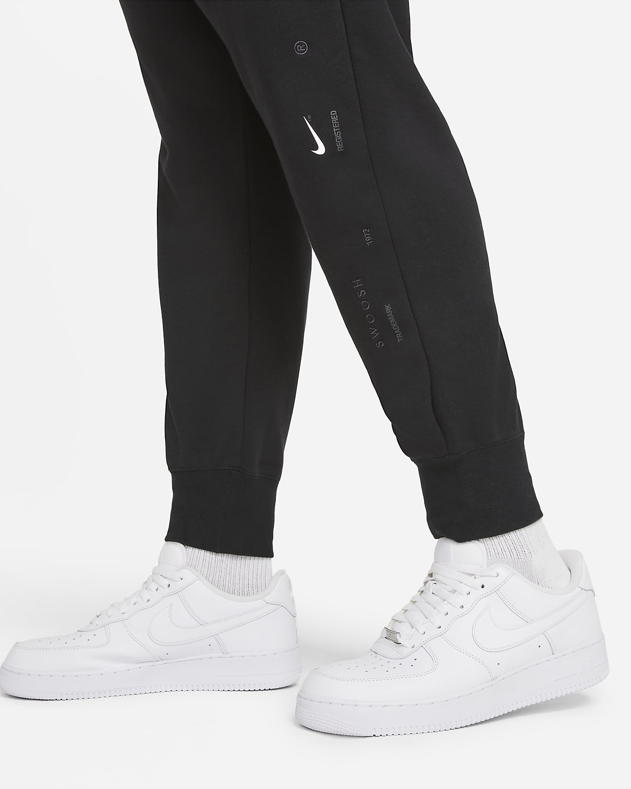 Nike Sportswear Swoosh Men's SemiBrushedBack Trousers. Nike AE