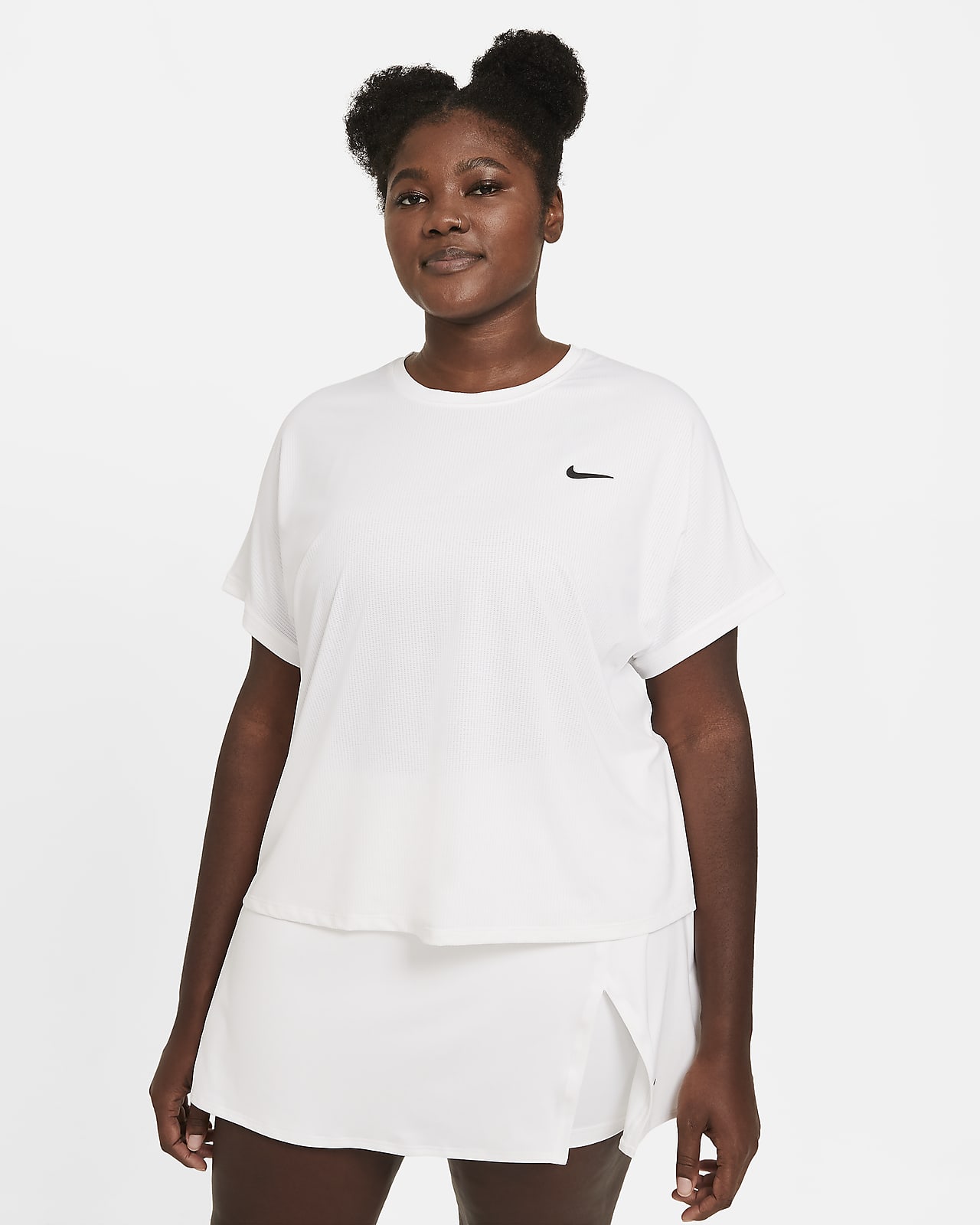 NikeCourt Dri-FIT Victory kortermet tennisoverdel til dame (Plus Size)