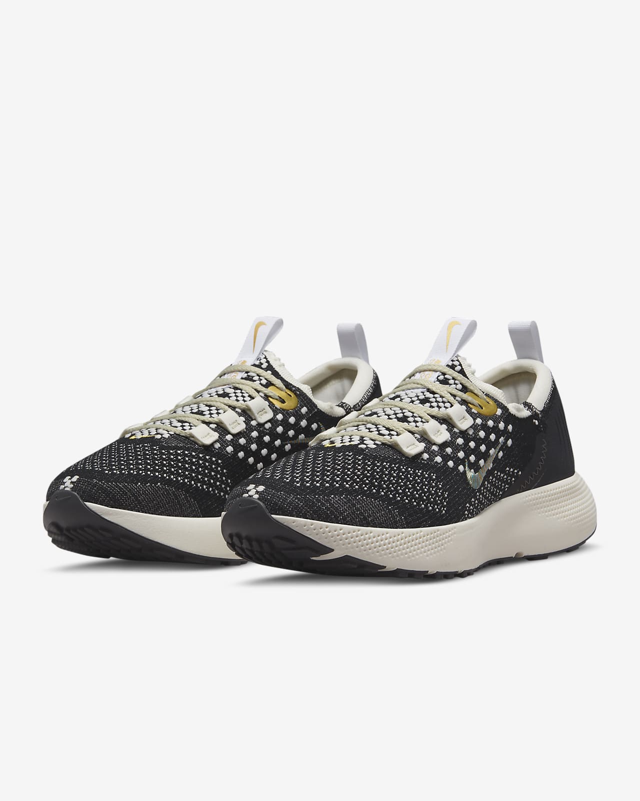 nike running escape run trainers in black