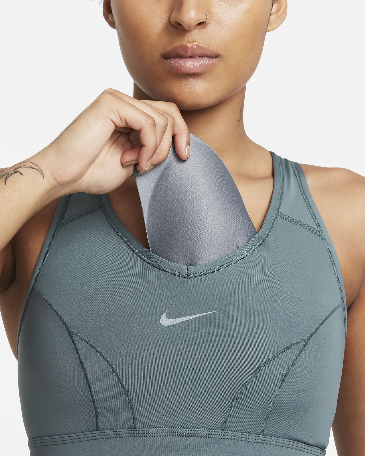 Bra deportivo con cuello en V y almohadilla de una sola pieza de media  sujeción para mujer Nike Swoosh Icon Clash. Nike.com