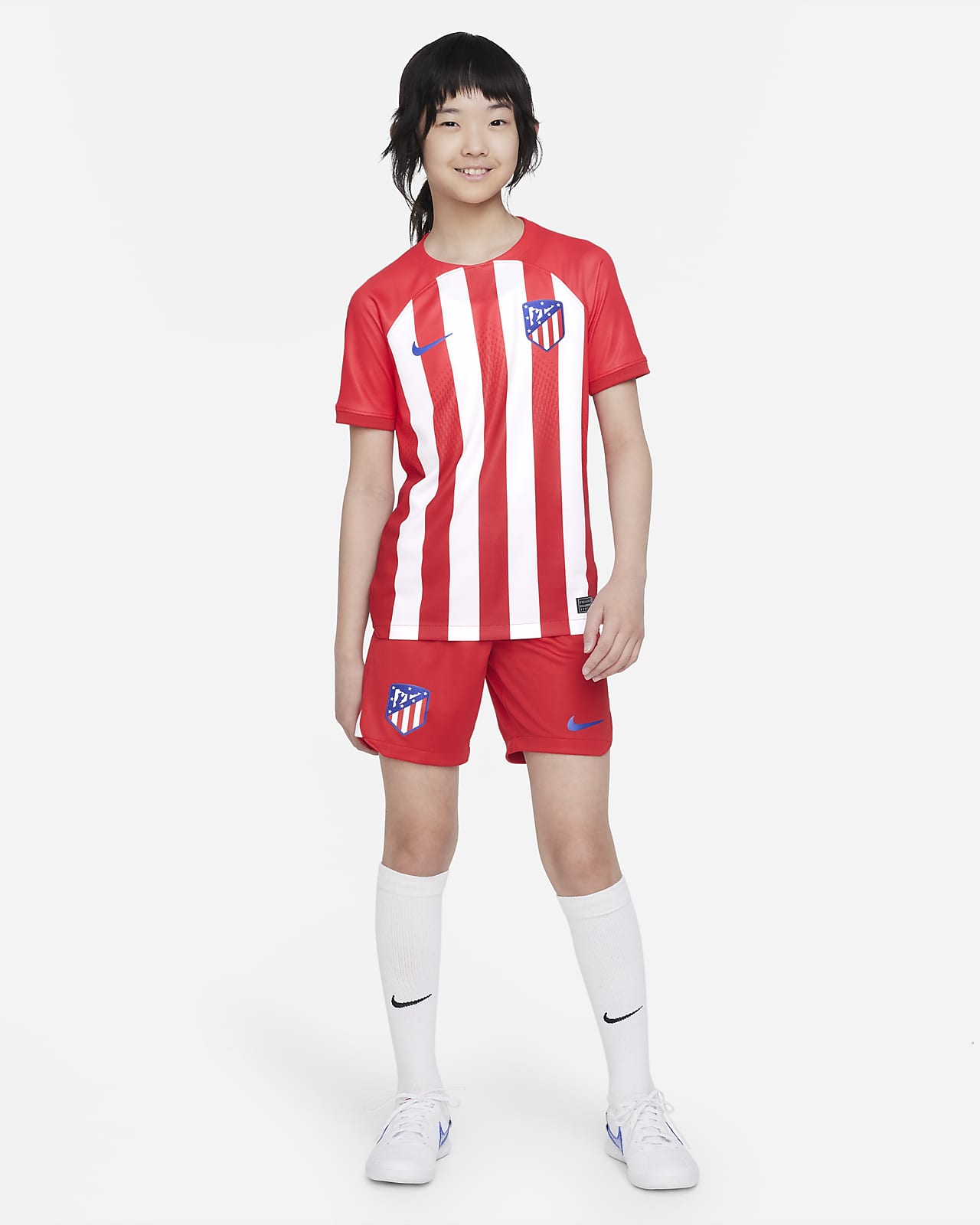 Camiseta del Atlético de Madrid 2023-24: no lleva el escudo antiguo y se  suprimen las rayas torcidas