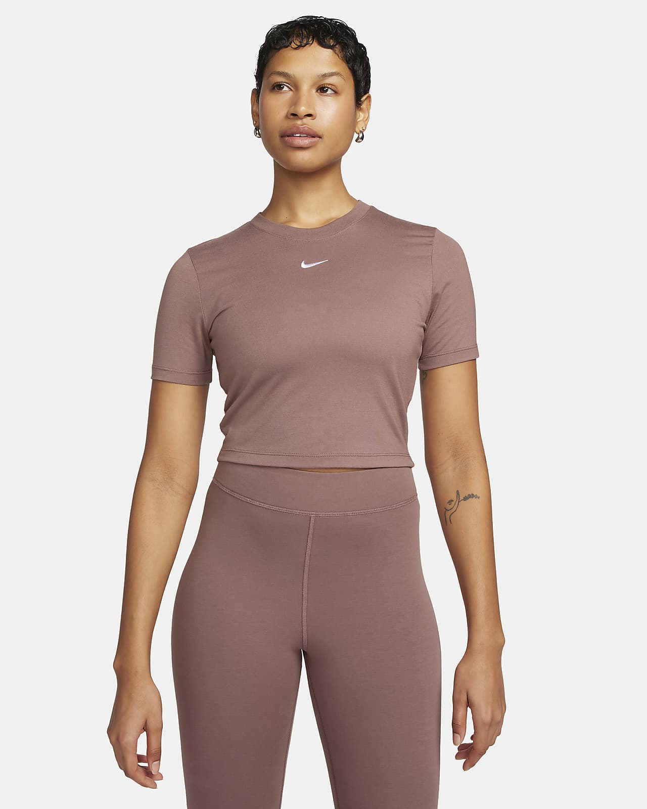 Nike Sportswear Essential Dar Kesimli Crop Kadın Tişörtü
