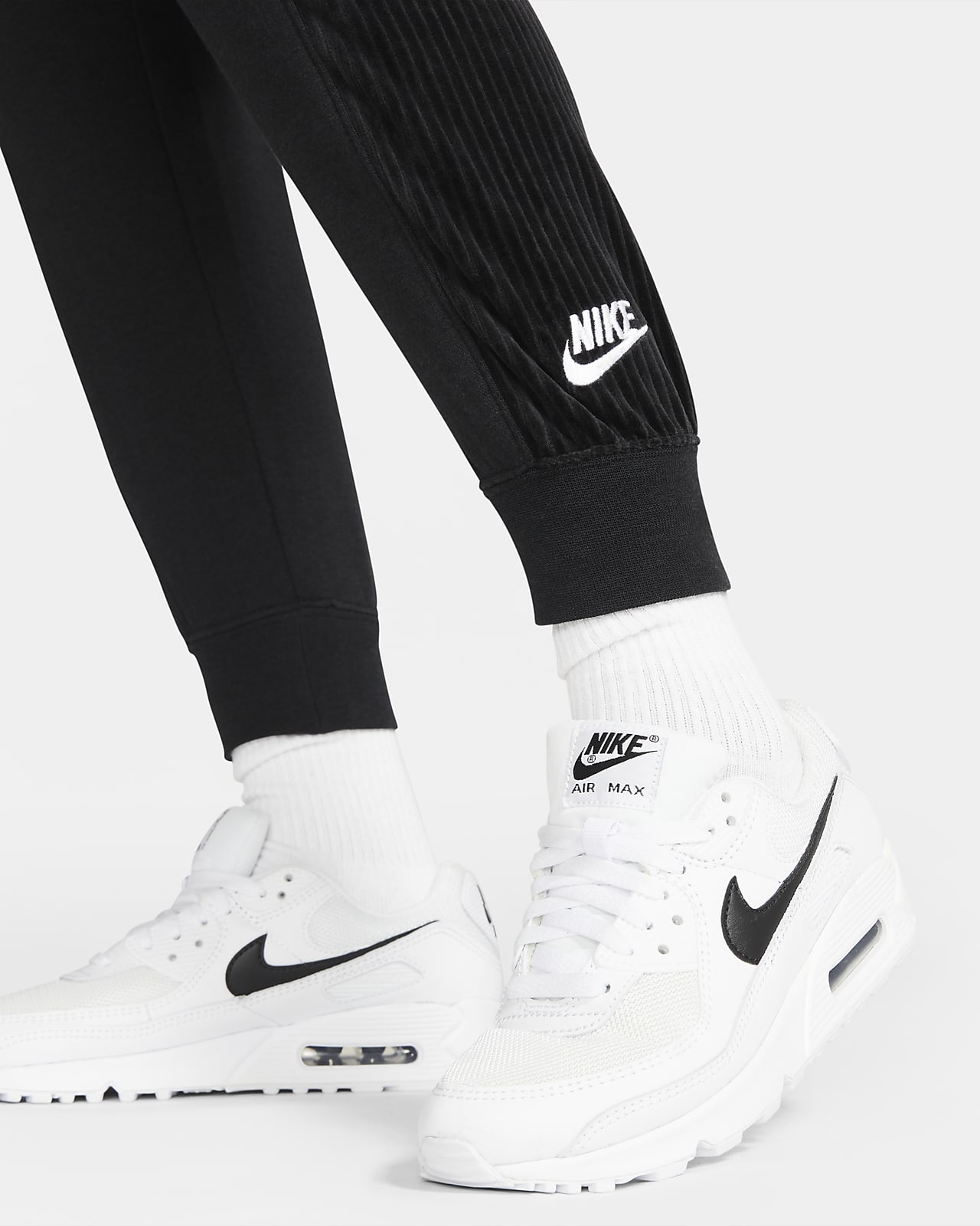 womens nike joggers with zip pockets