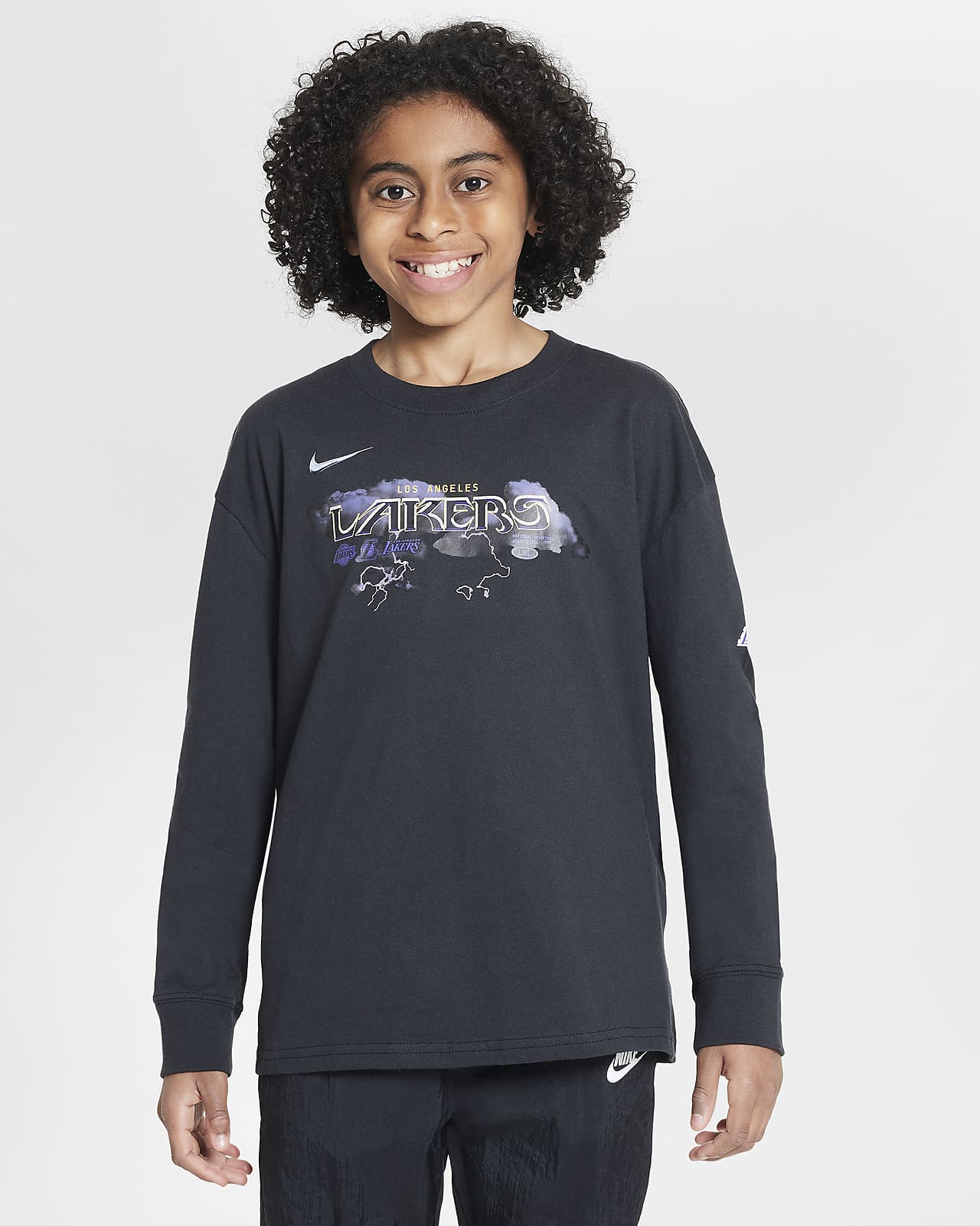 Los Angeles Lakers Essential Nike NBA Max90 -T-shirt med lange ærmer til større børn (drenge)