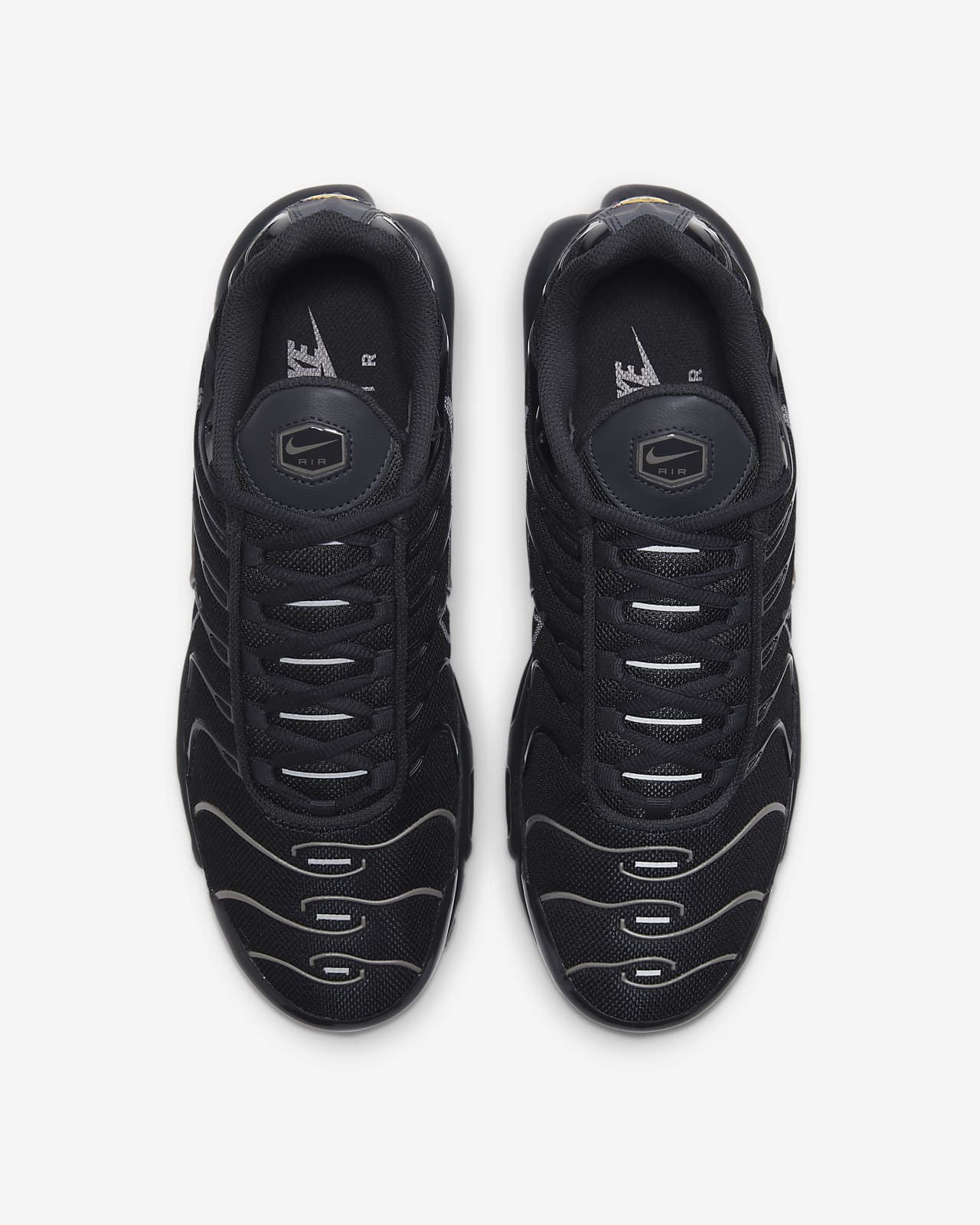nike air max plus men's black and white