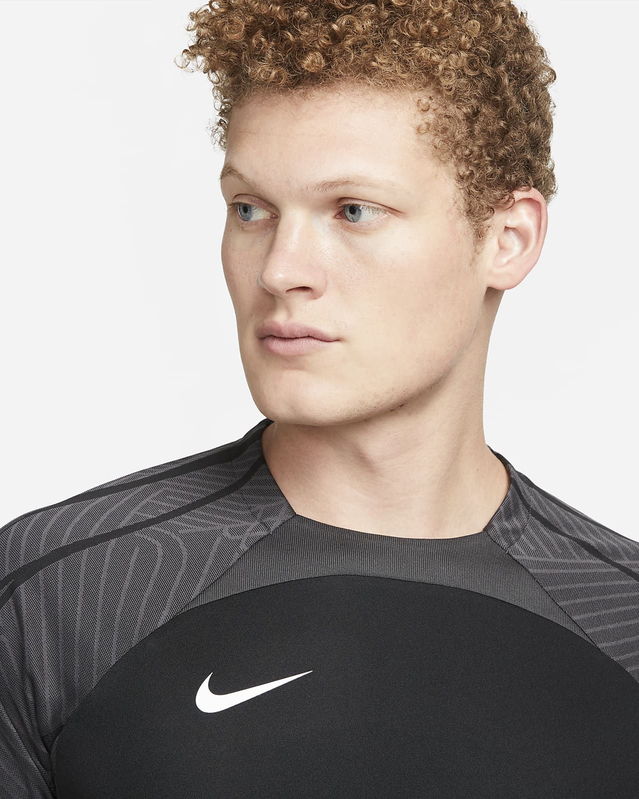 Haut de football à manches courtes Nike Dri-FIT Strike pour homme