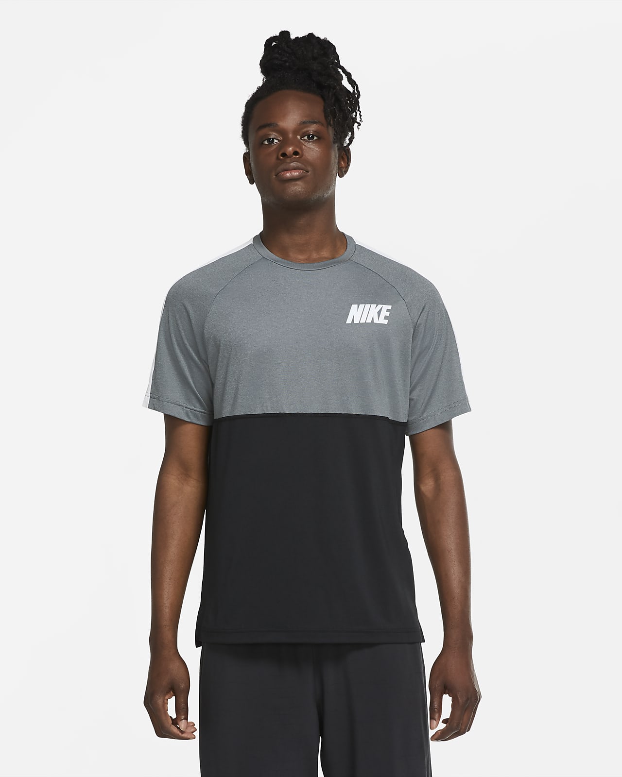 Nike Dri FIT trenings T skjorte til herre. Nike NO Nike Dri FIT trenings T skjorte med Swoosh til herre. Nike NO