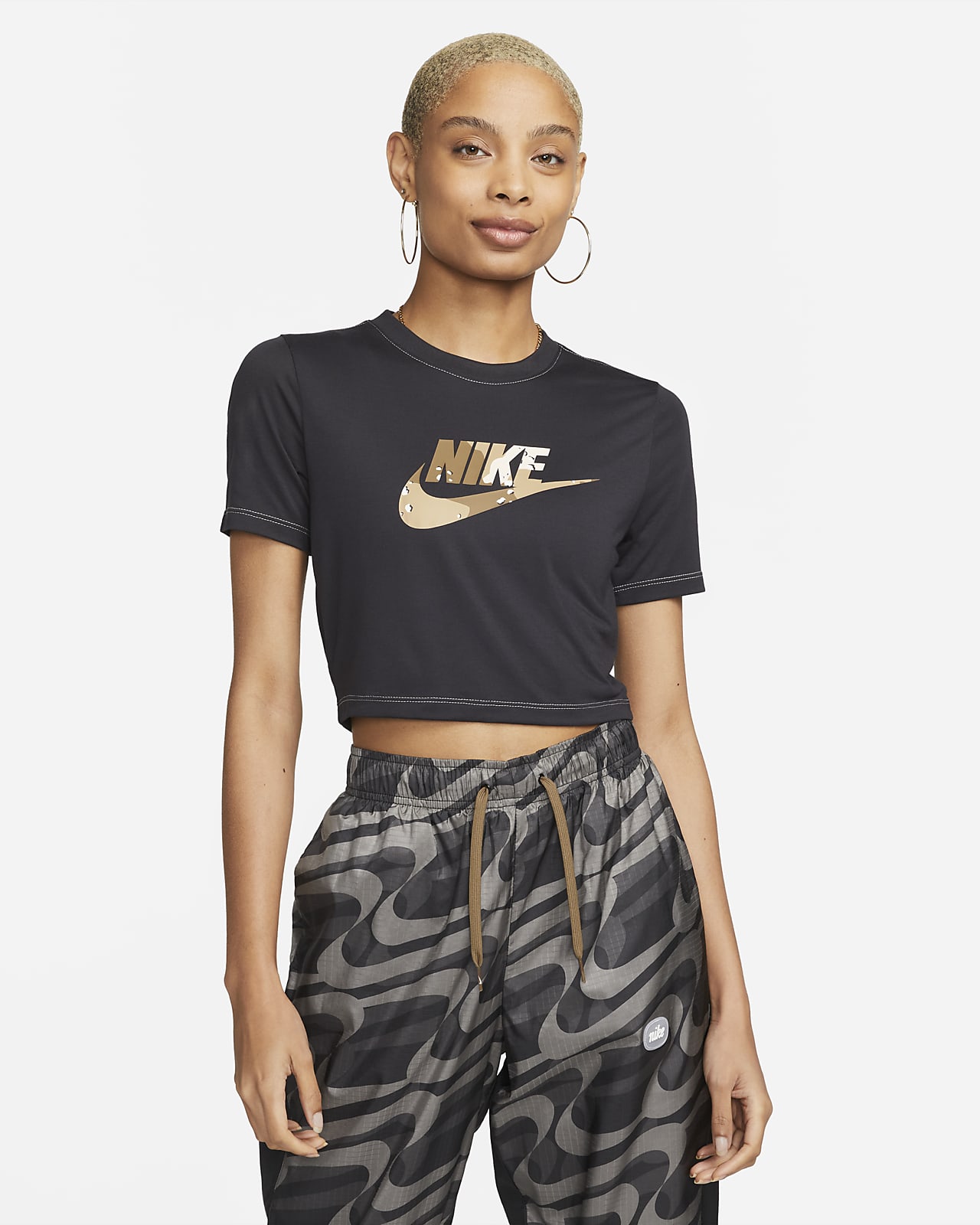 Serious Snuggle up Big Nike Sportswear Women's Slim Fit Cropped T-Shirt. Nike.com