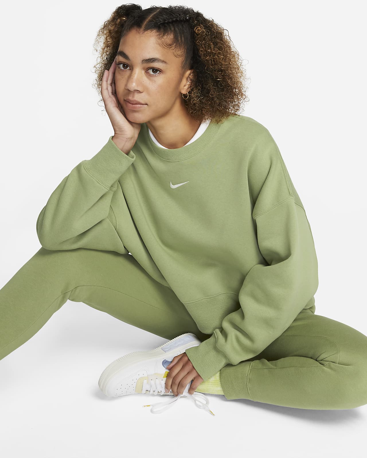 Nike Fleece Over-Oversized Crew-Neck Sweatshirt. Nike NZ