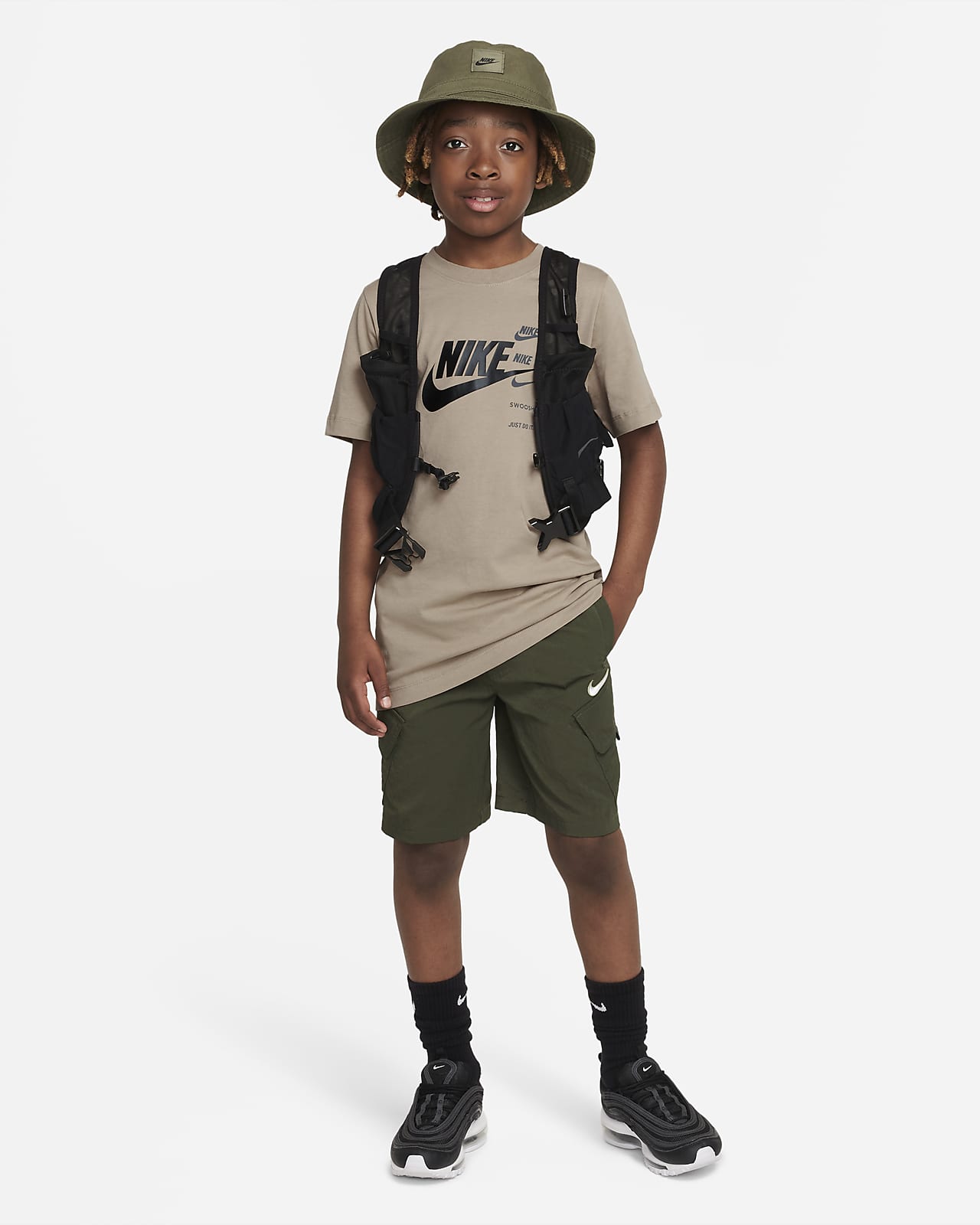 Nike Sportswear Standard Issue Older Kids' (Boys') T-shirt. Nike LU