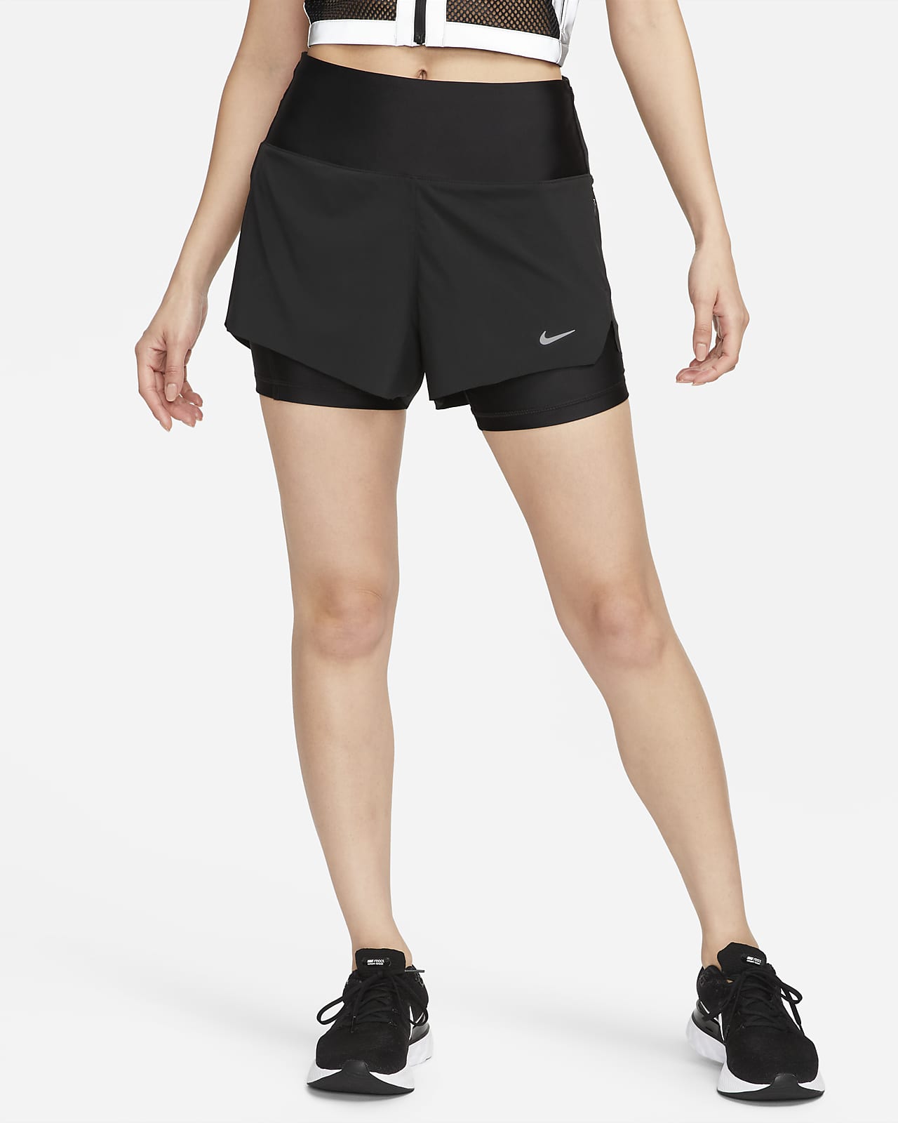 กางเกงวิ่งขาสั้น 3 นิ้วเอวปานกลางผู้หญิงแบบ 2-IN-1 พร้อมกระเป๋า Nike Dri-FIT Swift