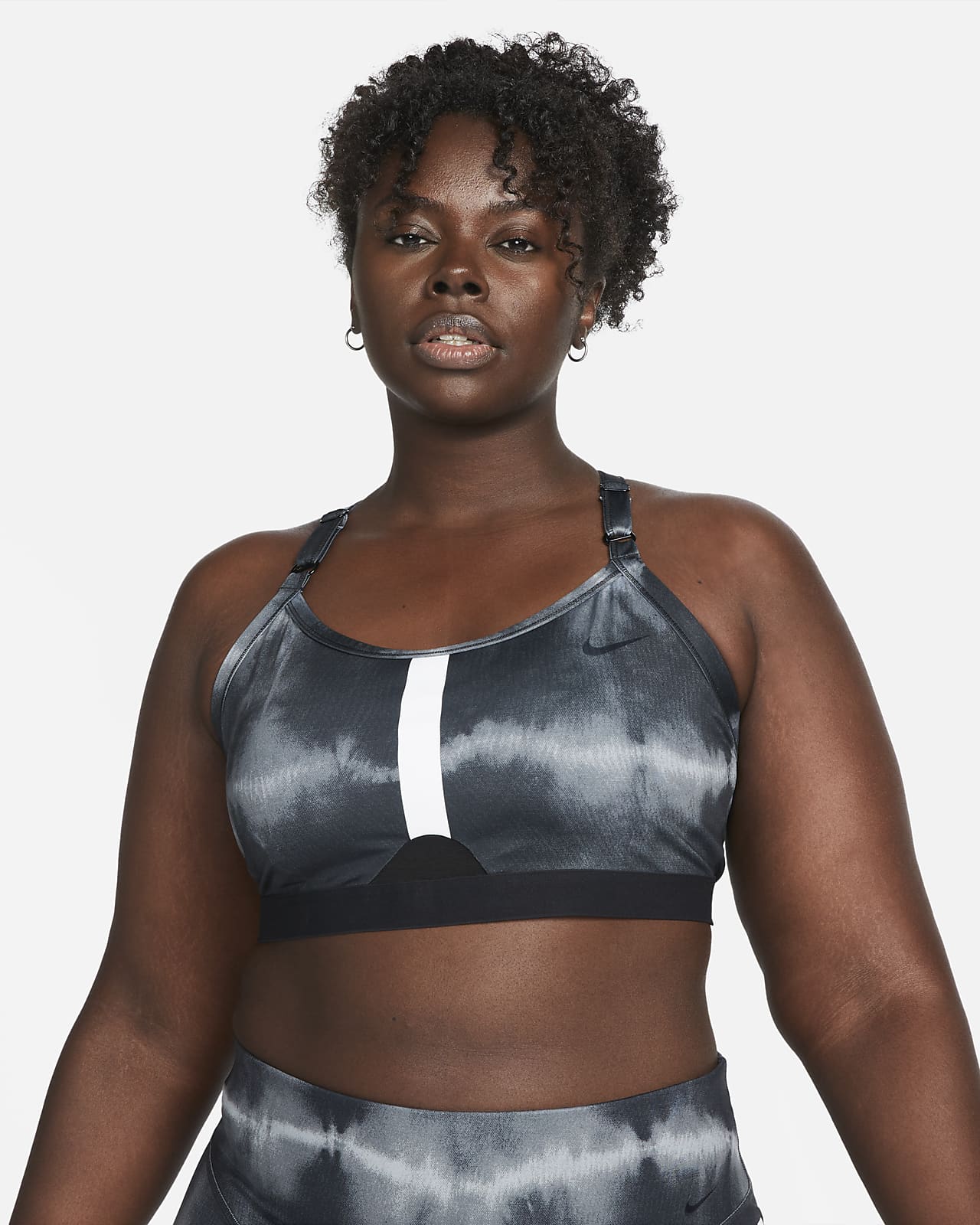 Nike Dri-FIT Indy gepolsterter Sport-BH mit leichtem Halt und durchgehendem Print für Damen (große Größe)