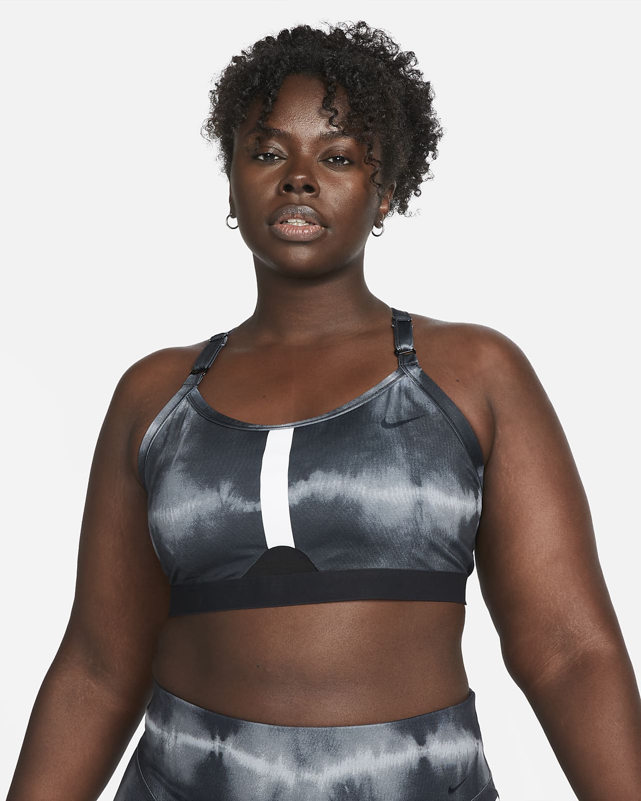 Nike Dri-FIT Indy Sujetador deportivo de sujeción ligera con acolchado y  estampado por toda la prenda (Talla grande) - Mujer. Nike ES