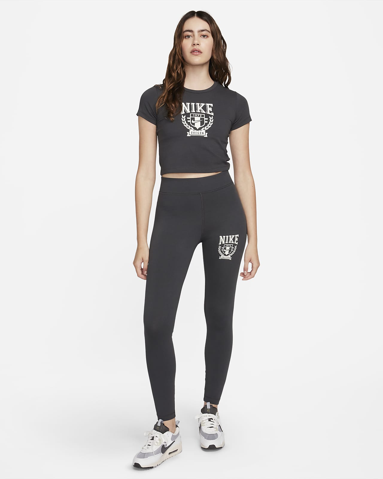 Tee-shirt court Nike Sportswear pour Femme. Nike LU